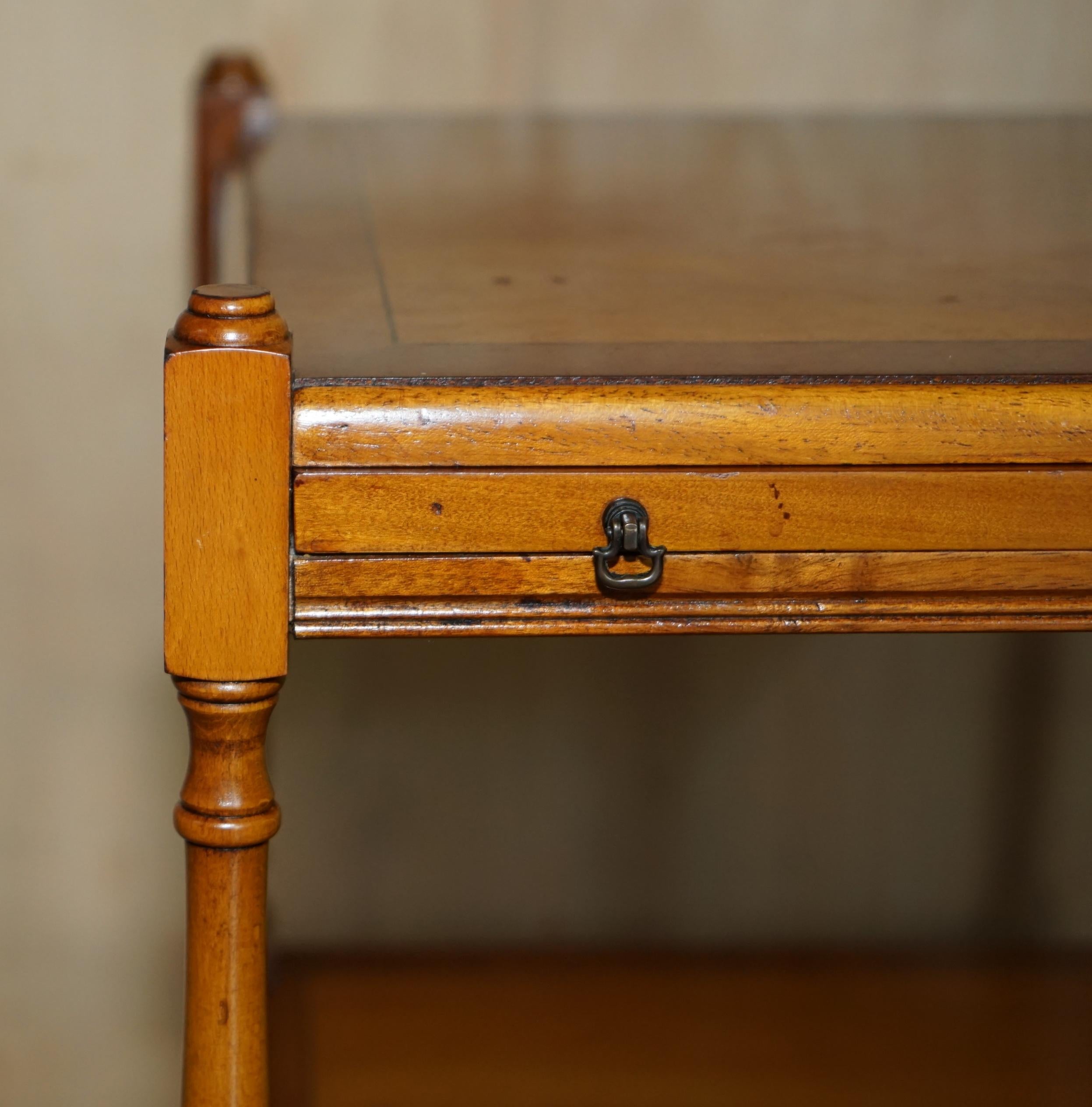 BRADLEY-Möbel, STAMPED FLAMED MAHOGANY SIDE TABLE MIT BUTLERS Serviertablett (Viktorianisch) im Angebot