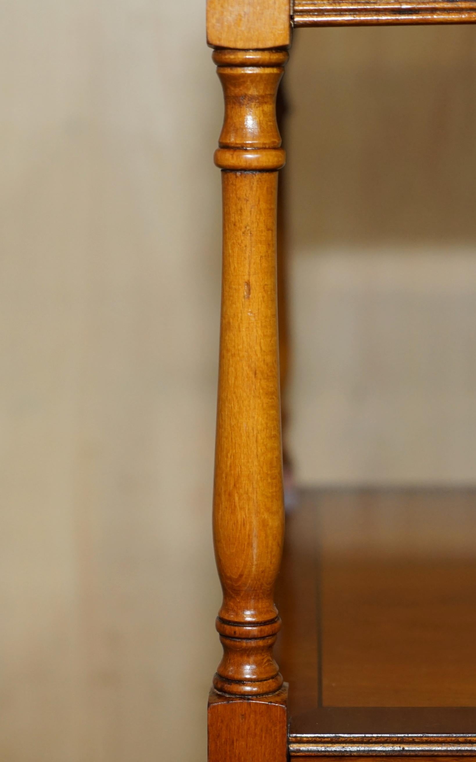 BRADLEY-Möbel, STAMPED FLAMED MAHOGANY SIDE TABLE MIT BUTLERS Serviertablett (Ende des 20. Jahrhunderts) im Angebot