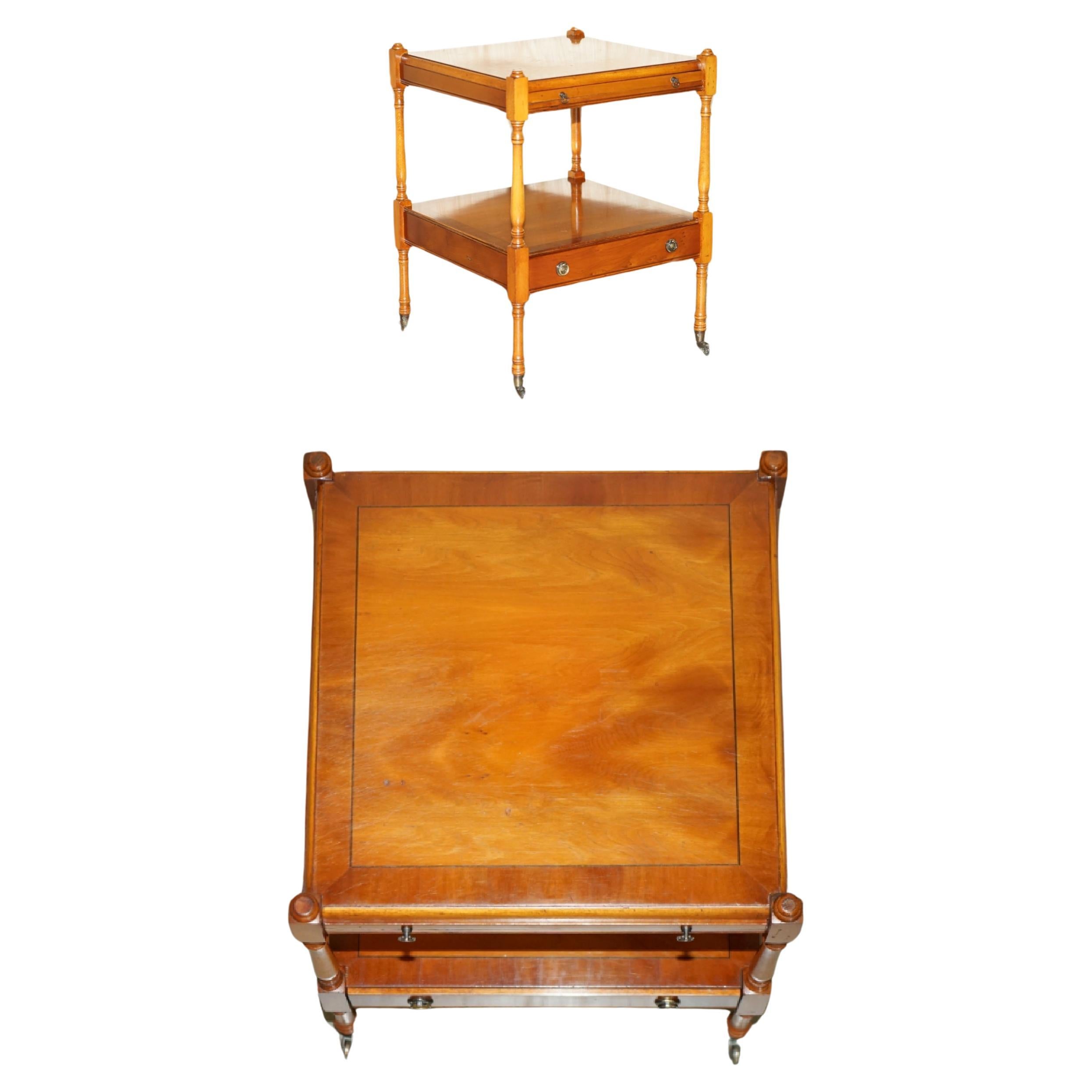 BRADLEY FURNITURE MESA LATERAL DE MAHOGANIA FLAMMADA ESTAMPADA CON MARIPOSA PARA SERVIR en venta