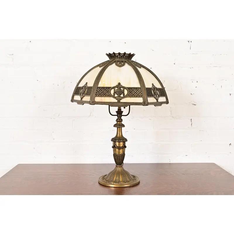 Excepcional lámpara de sobremesa antigua de época Art Nouveau o Arts & Crafts con preciosa pantalla de cristal de escoria caramelo curvado de seis paneles

Por Bradley & Hubbard

EE.UU., principios del siglo XX

Medidas: 16,5