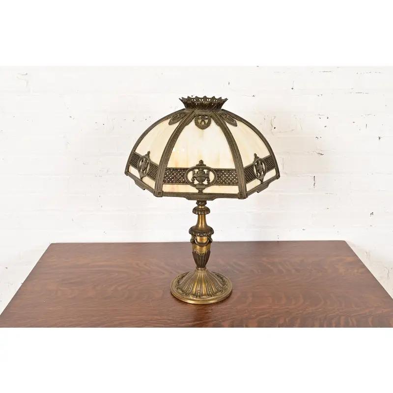 Bradley & Hubbard Antigua lámpara de sobremesa de cristal de escoria Art Nouveau, circa 1910 Estadounidense en venta