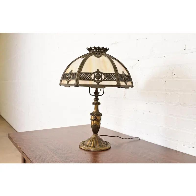 Bradley & Hubbard Antigua lámpara de sobremesa de cristal de escoria Art Nouveau, circa 1910 en Bueno estado para la venta en South Bend, IN