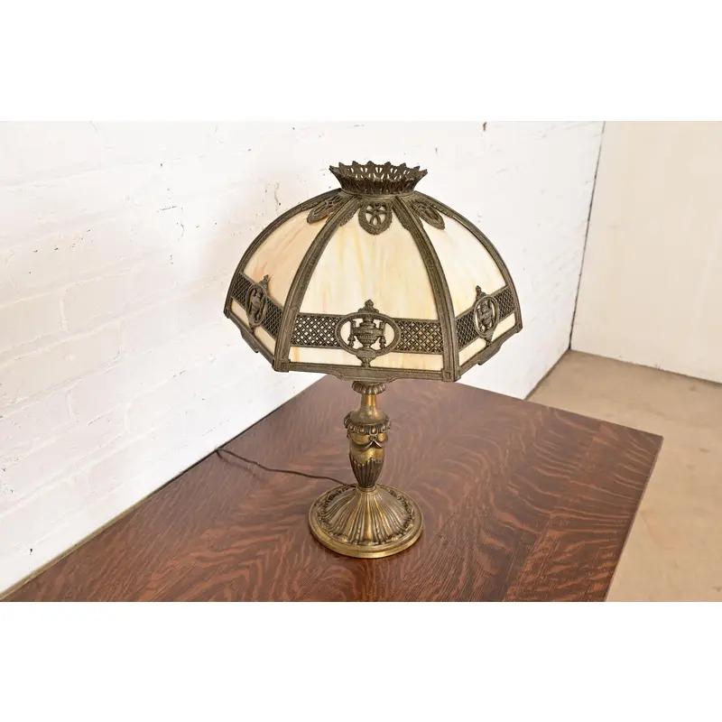Bradley & Hubbard Antigua lámpara de sobremesa de cristal de escoria Art Nouveau, circa 1910 siglo XX en venta