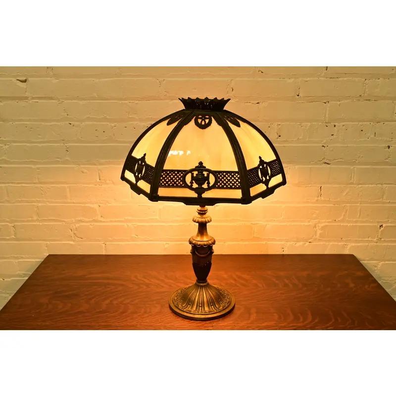 Bradley & Hubbard Antigua lámpara de sobremesa de cristal de escoria Art Nouveau, circa 1910 Metal en venta