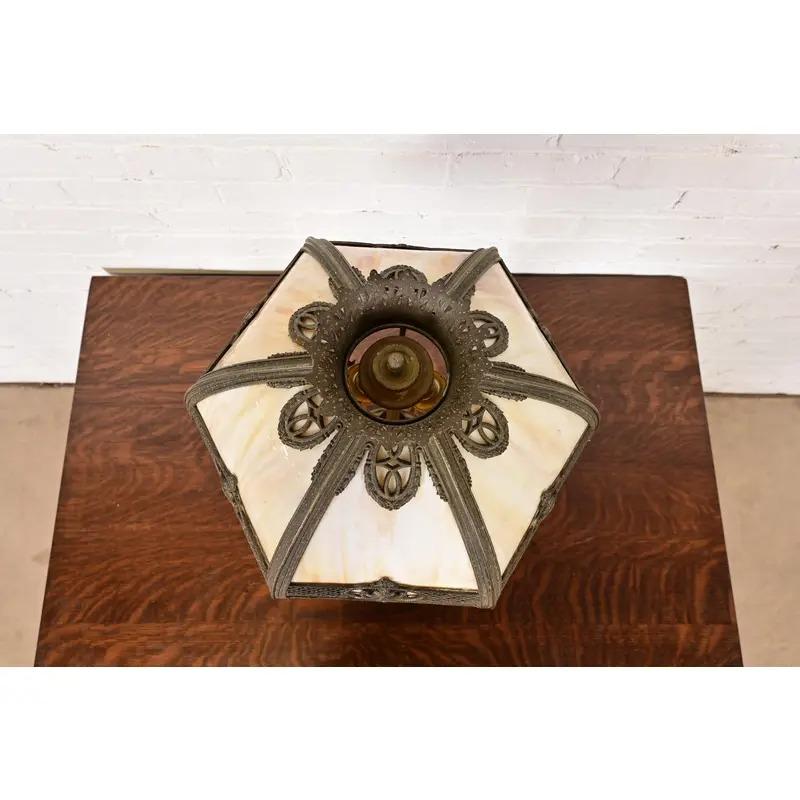Bradley & Hubbard Antigua lámpara de sobremesa de cristal de escoria Art Nouveau, circa 1910 en venta 1