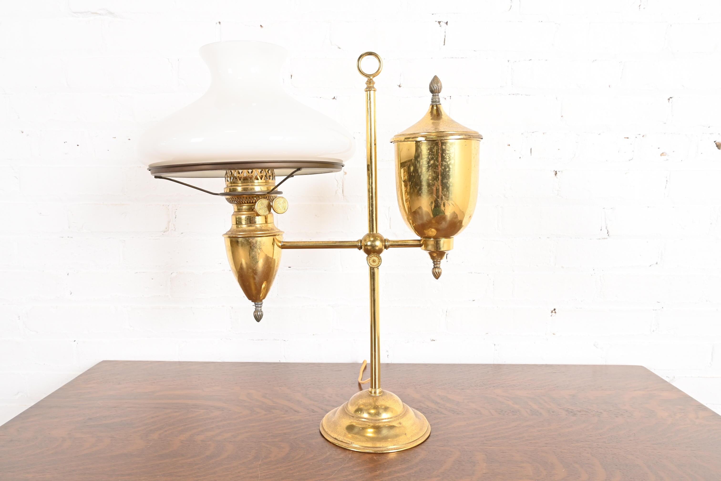 Magnifique lampe de bureau ou lampe d'étudiant en laiton de style Arts and Crafts ou victorien, avec abat-jour en verre blanc.

Par Bradley & Hubbard

États-Unis d'Amérique, début du 20e siècle

Dimensions : 18,5 