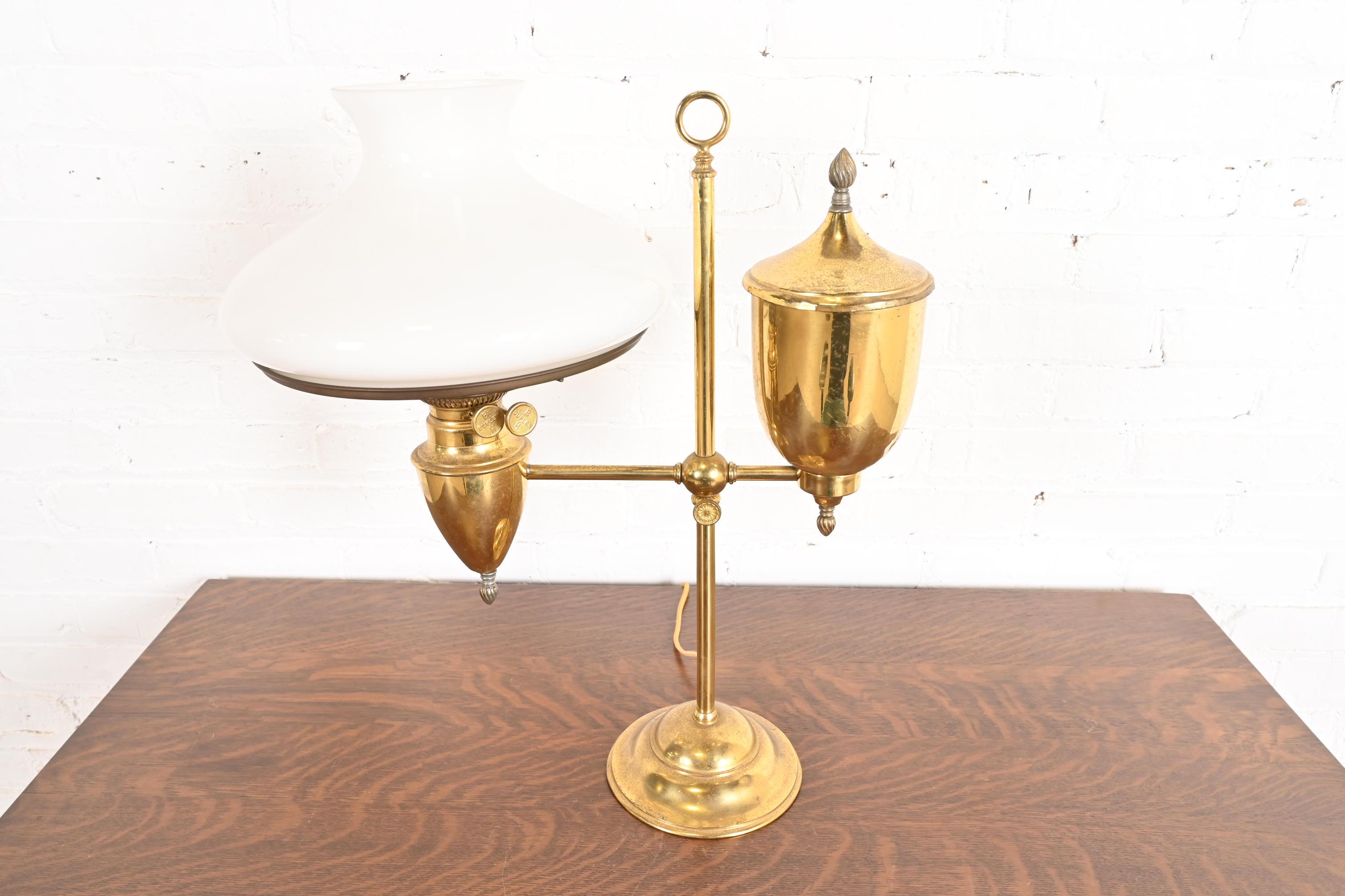 Arts and Crafts Bradley & Hubbard Lampe d'étudiant en laiton, ancienne, Arts & Crafts en vente