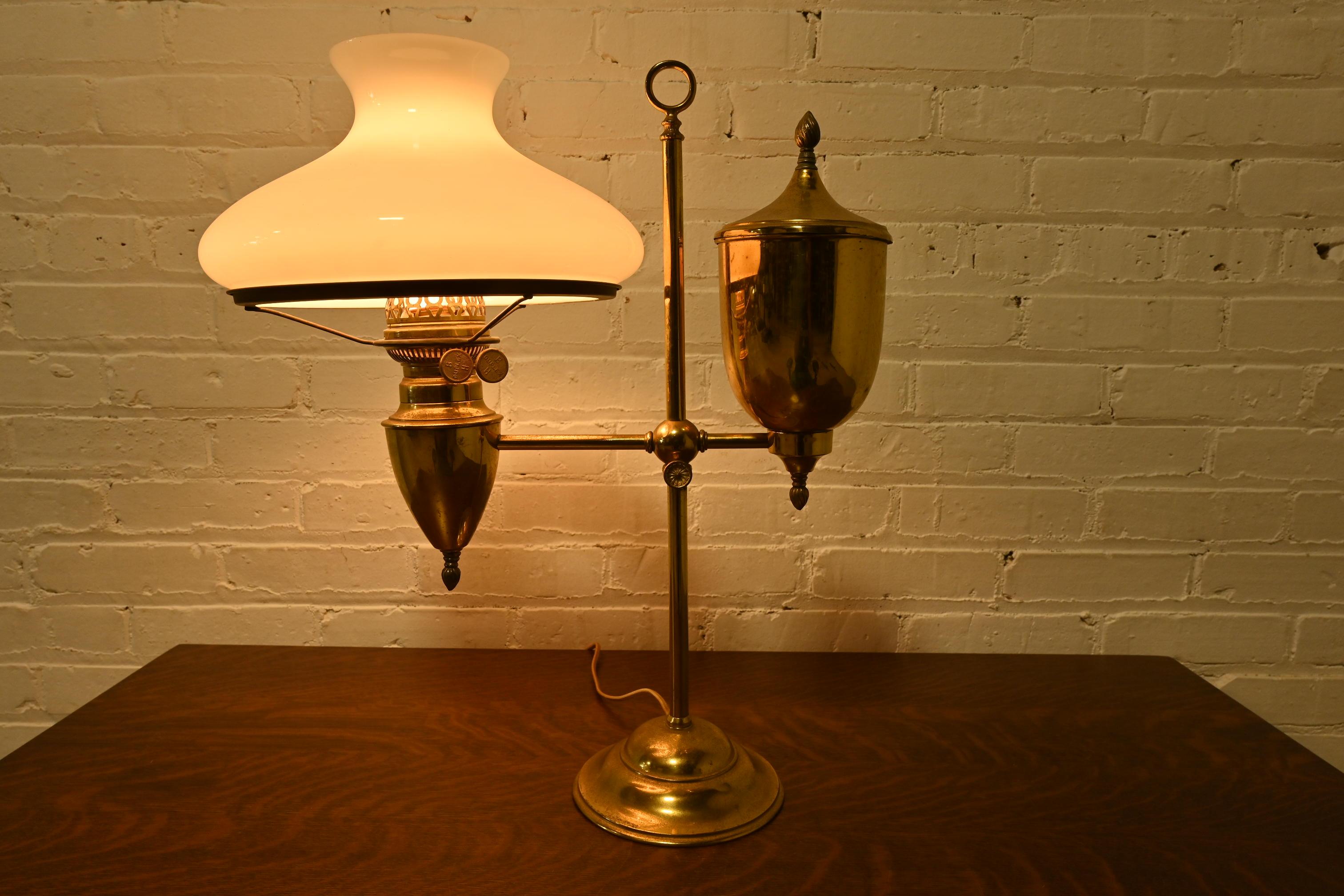 20ième siècle Bradley & Hubbard Lampe d'étudiant en laiton, ancienne, Arts & Crafts en vente