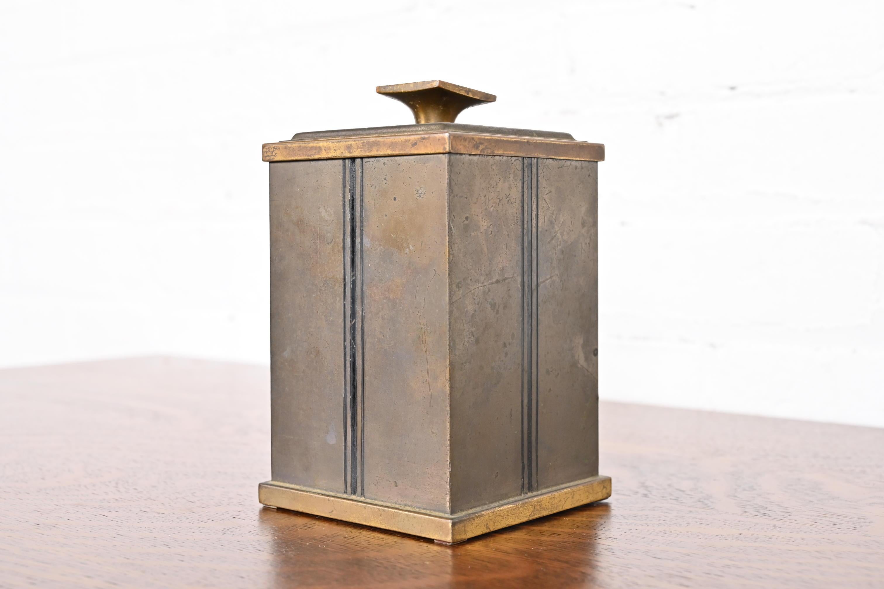 Superbe boîte à cigares en laiton doublée de bois, d'époque Arts and Crafts ou Art Deco.

Par Bradley & Hubbard

États-Unis, vers 1910

Mesures : 3,75 