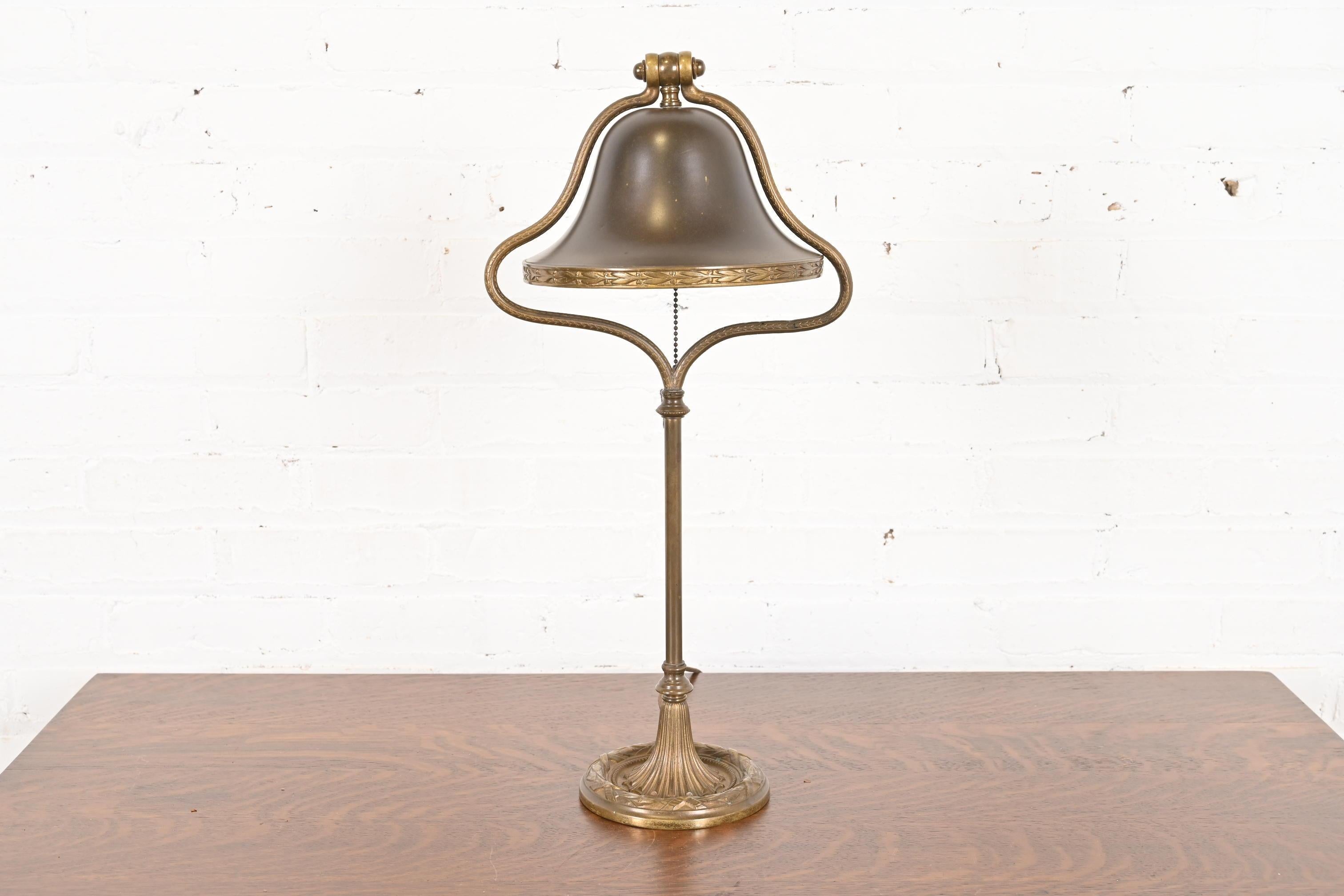 A gorgeous Arts & Crafts or Art Deco period bronze patina harp desk lamp or table lamp

By Bradley & Hubbard

USA, Circa 1920s

Measures: 10.5