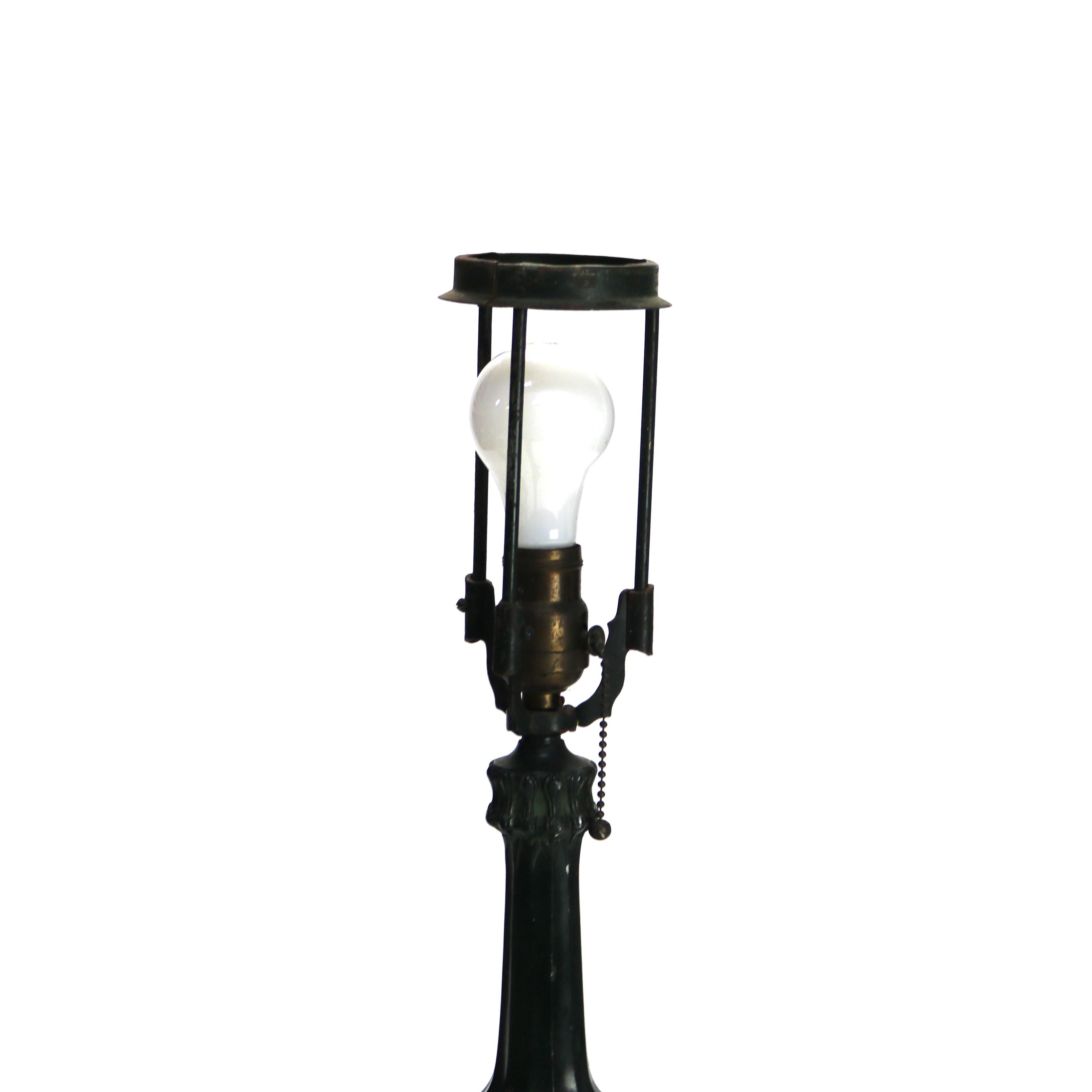 Bradley & Hubbard Arts & Crafts lampe de table en verre bicolore avec scène d'église en vente 6