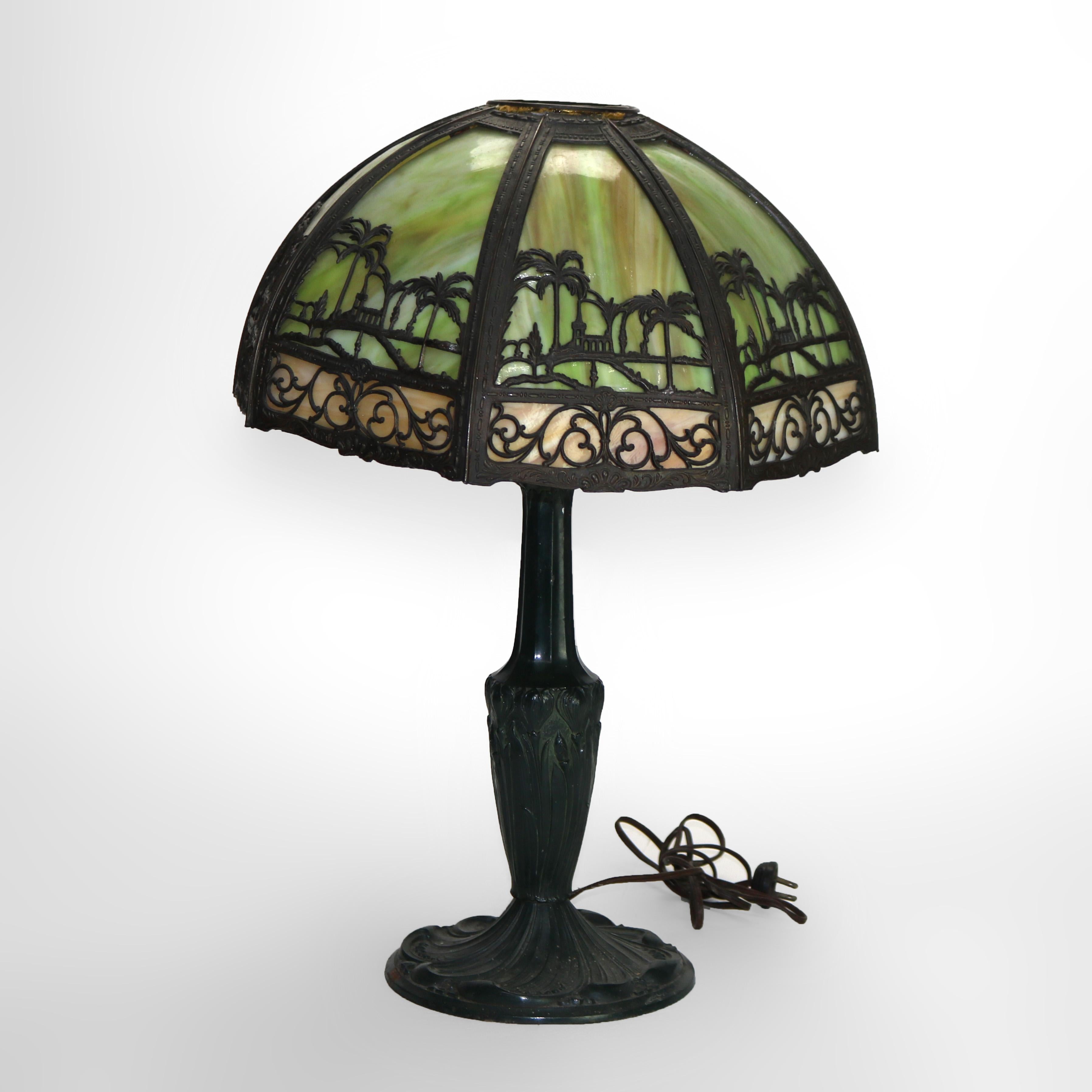 Lampe de table Bradley & Hubbard Arts & Crafts Two-Tone Slag Glass avec scène d'église et huit panneaux, vers 1920.

21 1/4
