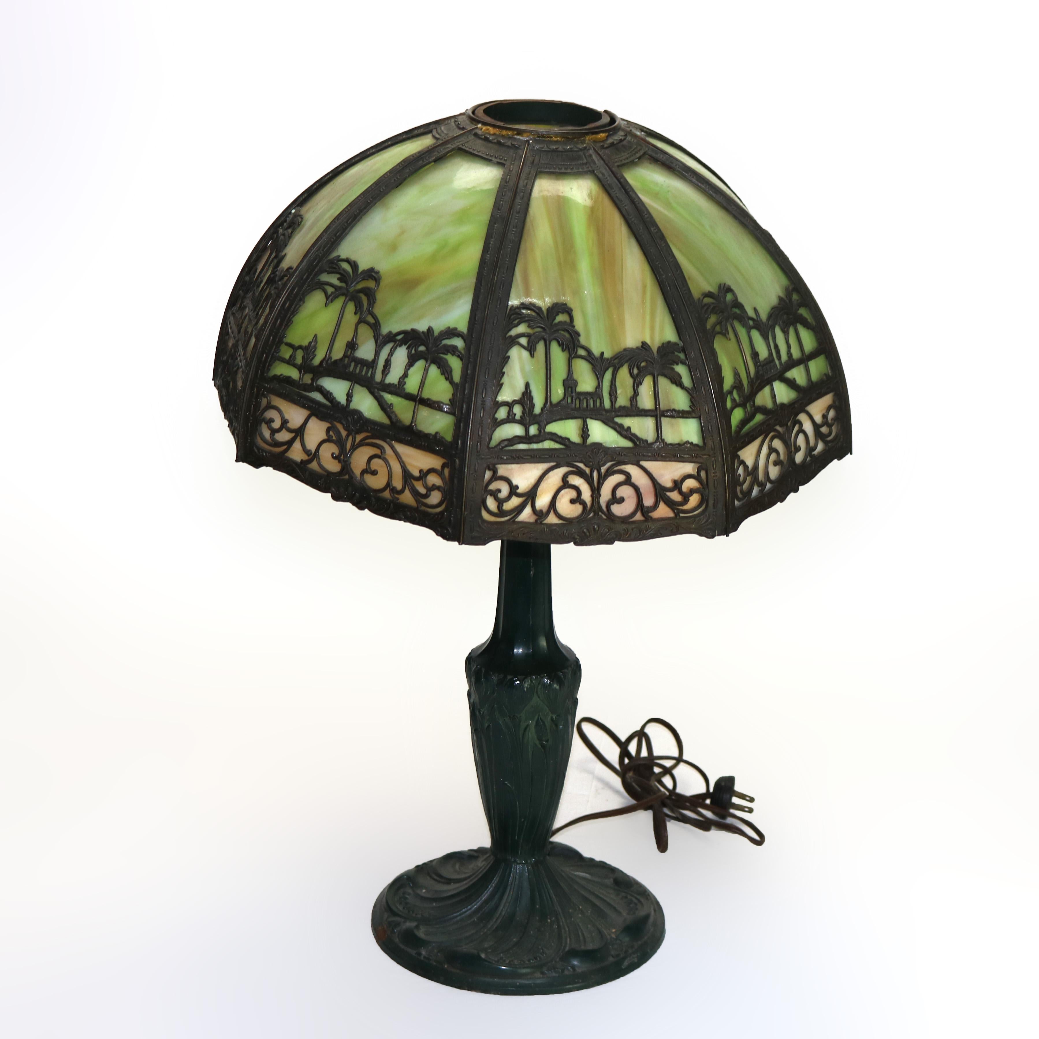 Bradley & Hubbard Arts & Crafts lampe de table en verre bicolore avec scène d'église Bon état - En vente à Big Flats, NY