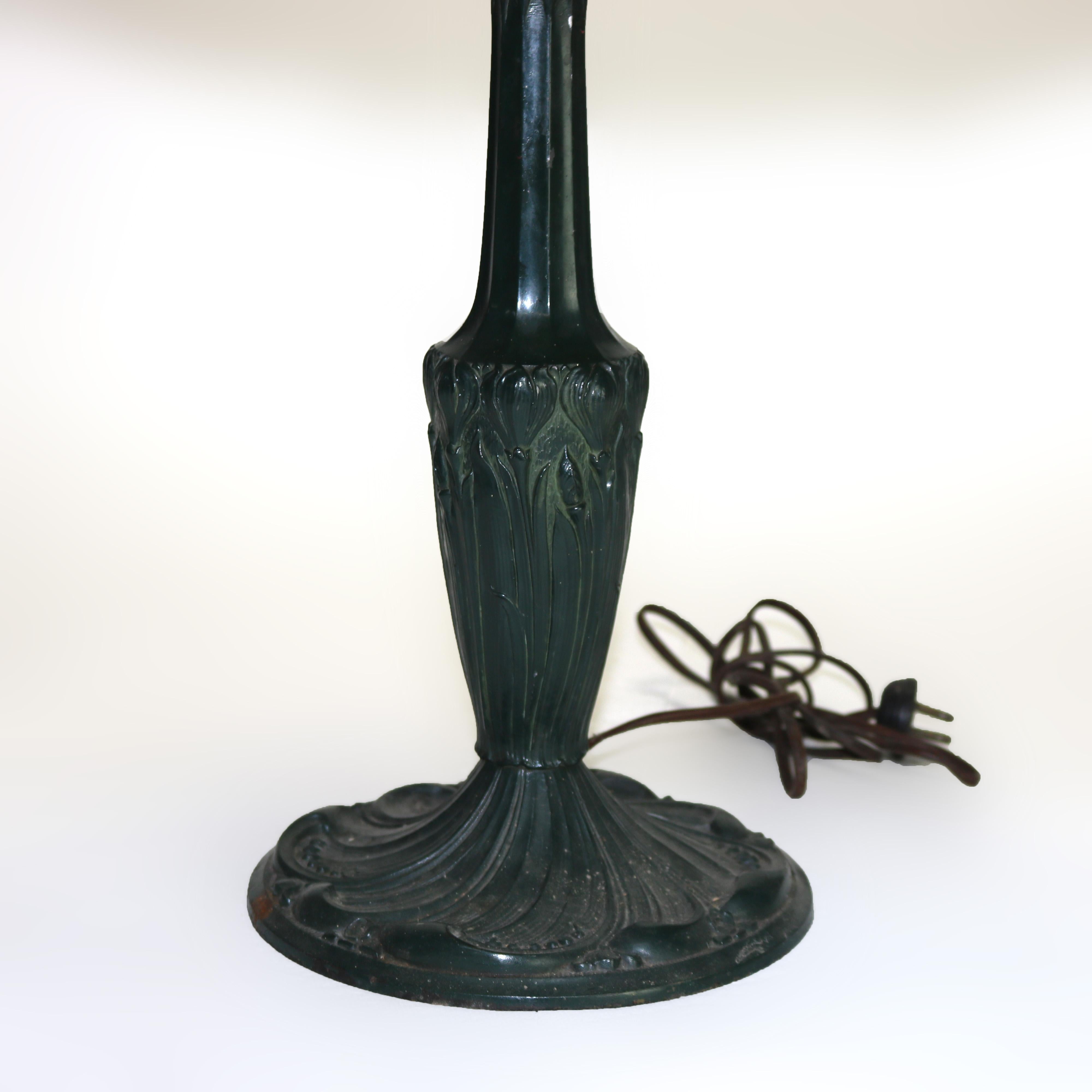 20ième siècle Bradley & Hubbard Arts & Crafts lampe de table en verre bicolore avec scène d'église en vente