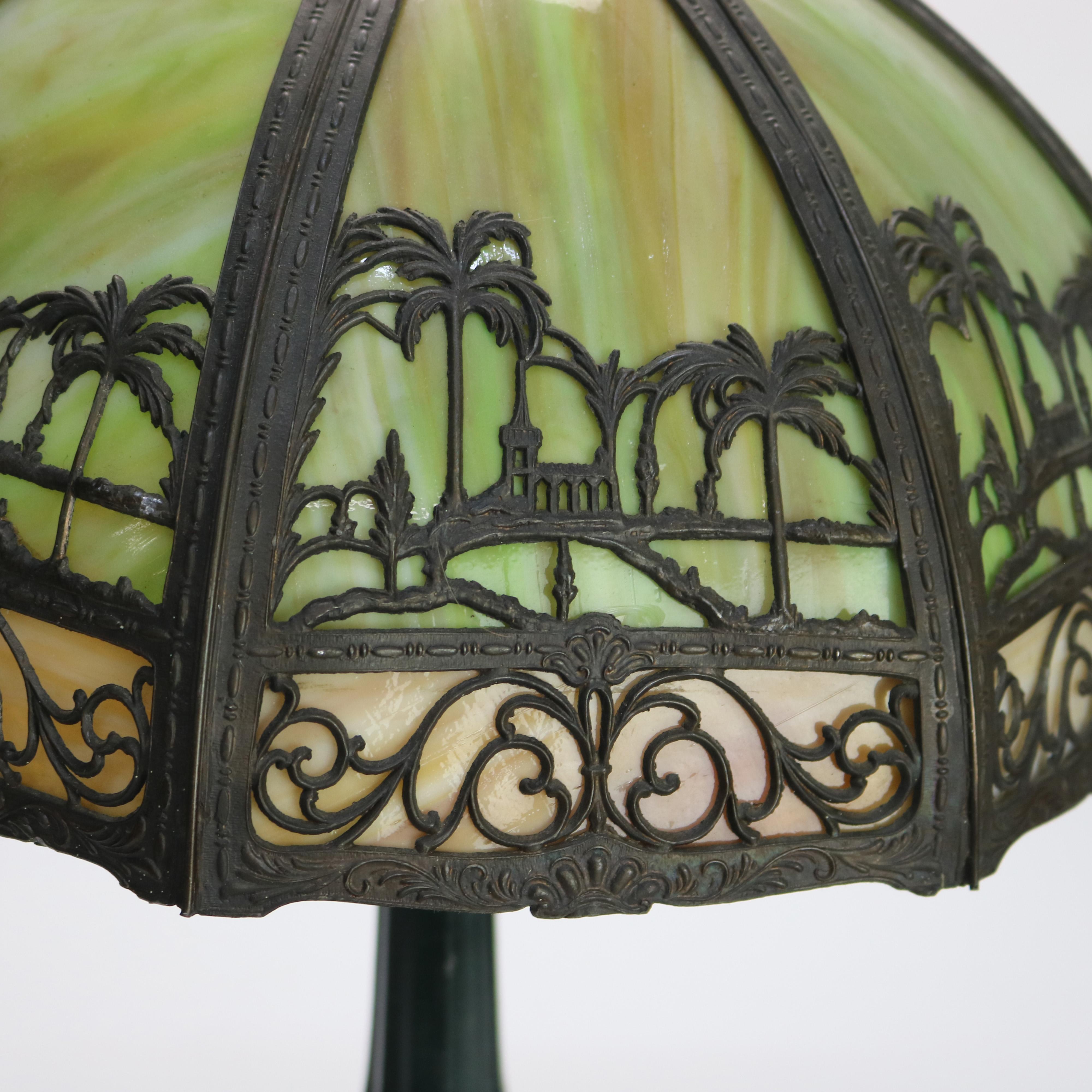 Verre teinté Bradley & Hubbard Arts & Crafts lampe de table en verre bicolore avec scène d'église en vente