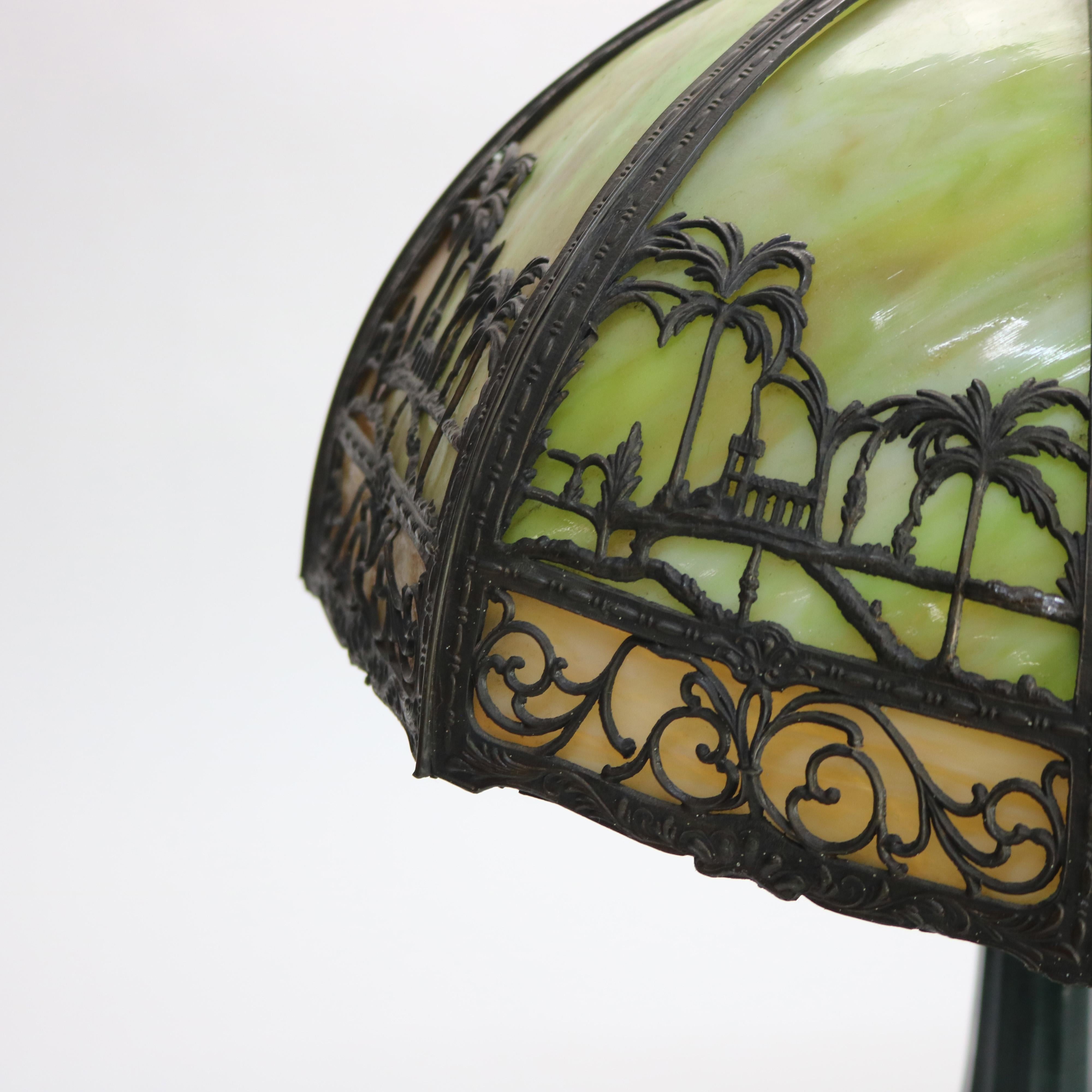 Bradley & Hubbard Arts & Crafts lampe de table en verre bicolore avec scène d'église en vente 1