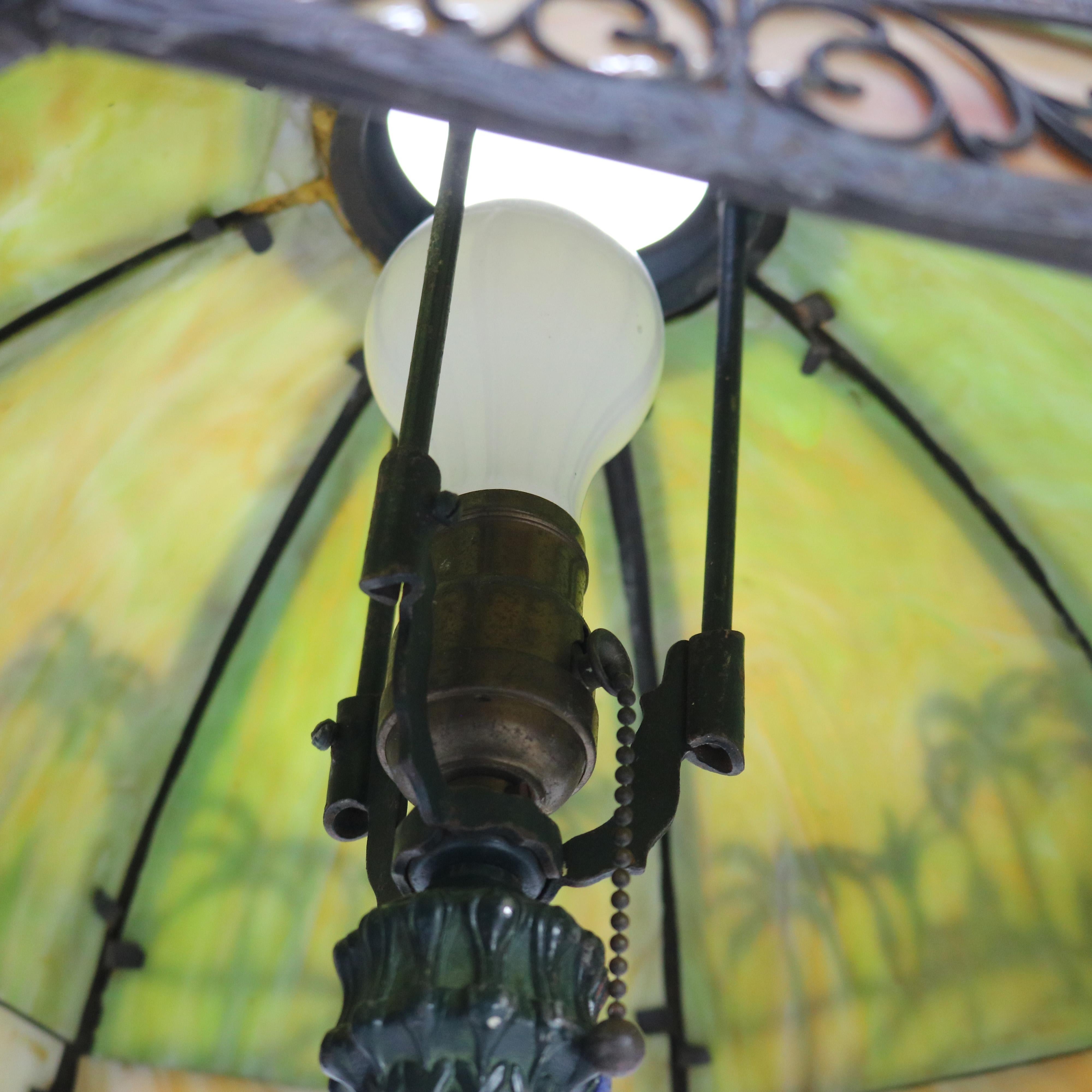 Bradley & Hubbard Arts & Crafts lampe de table en verre bicolore avec scène d'église en vente 2