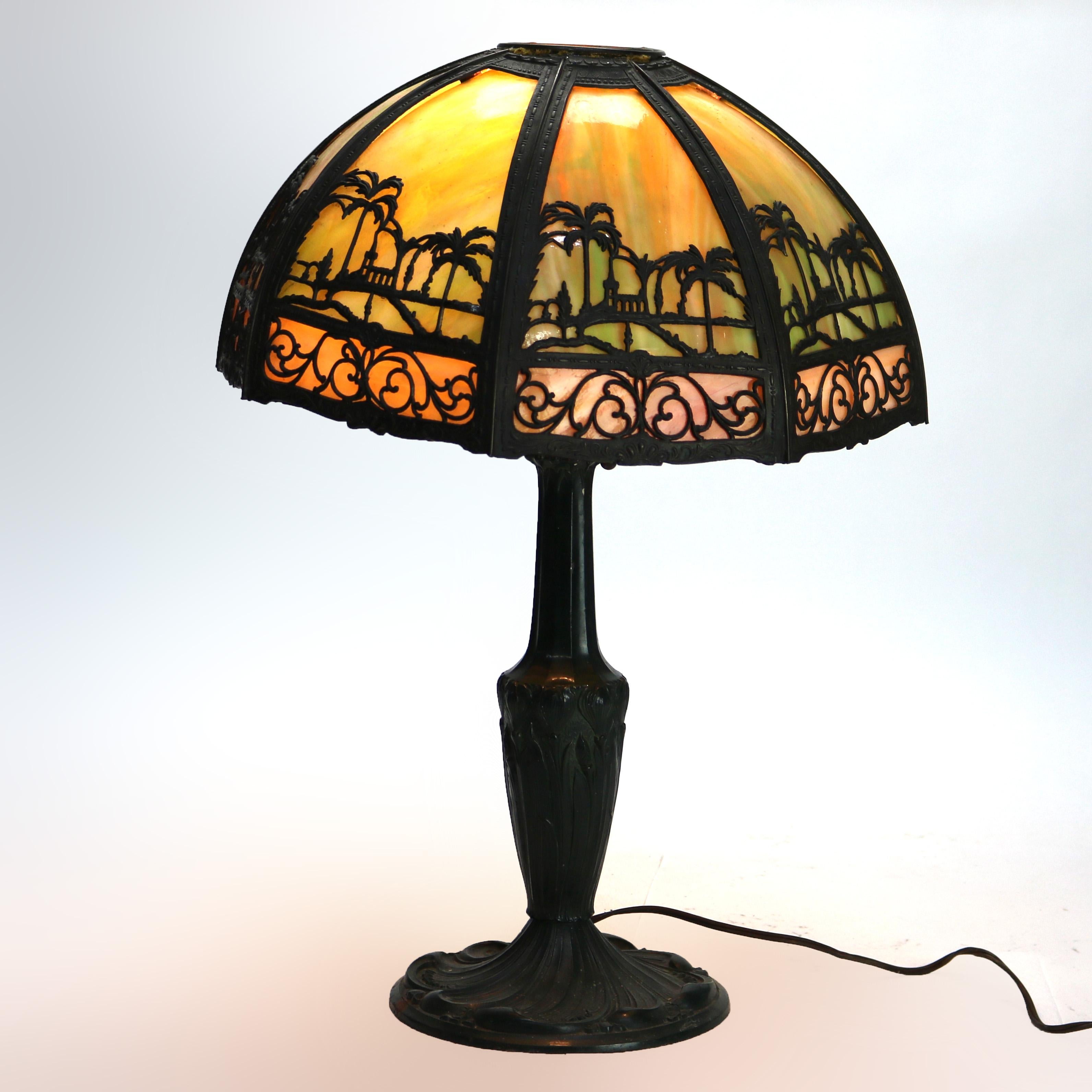 Bradley & Hubbard Arts & Crafts lampe de table en verre bicolore avec scène d'église en vente 3