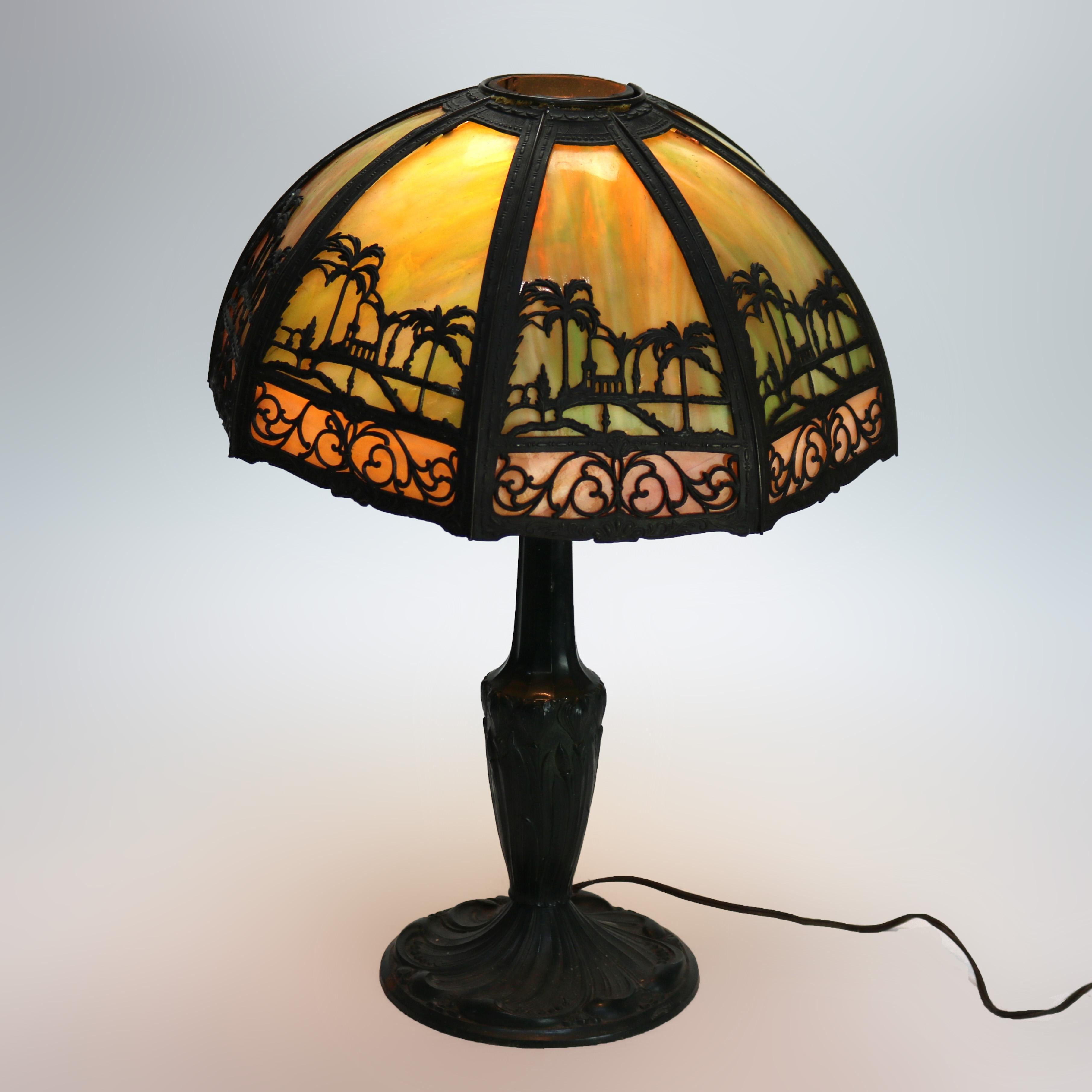 Bradley & Hubbard Arts & Crafts lampe de table en verre bicolore avec scène d'église en vente 4