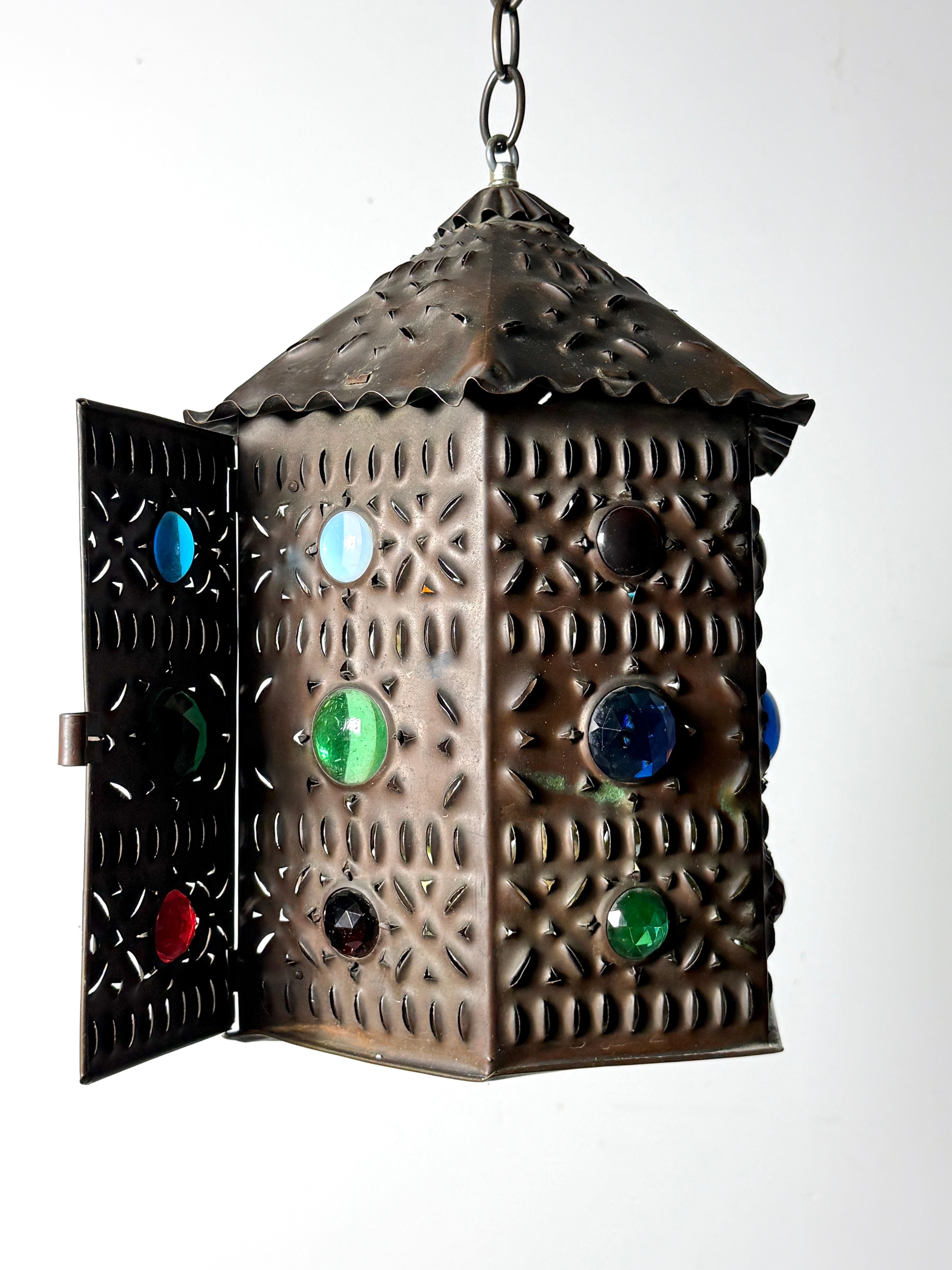 Farol colgante de latón perforado estilo Bradley & Hubbard Aesthetic Movement en Bueno estado para la venta en Troy, MI