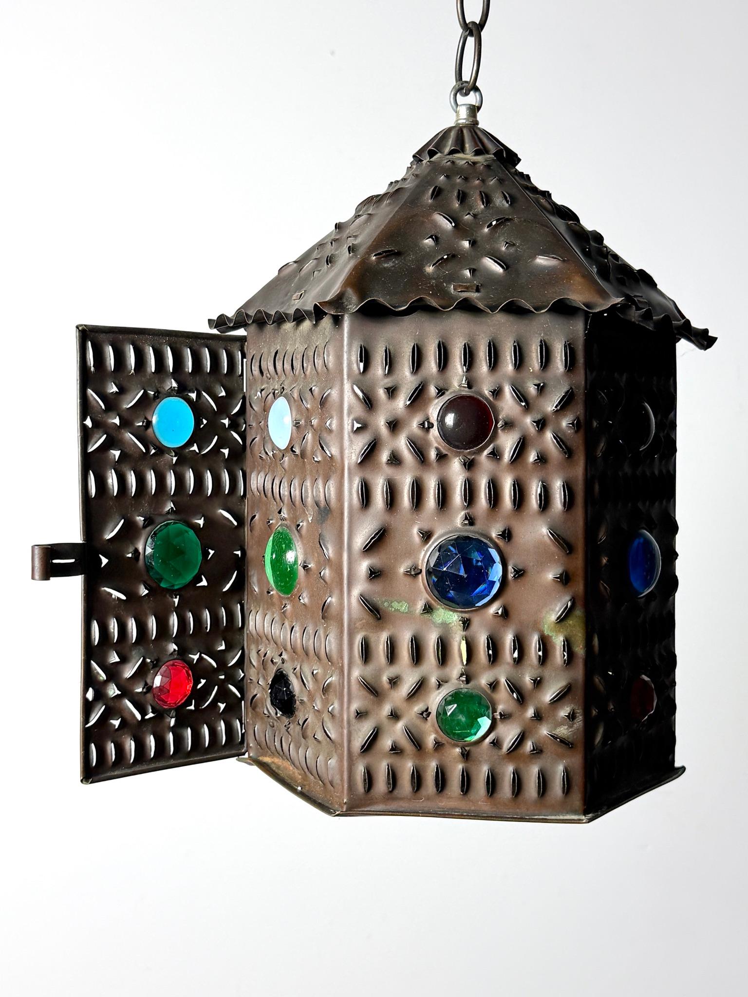 Farol colgante de latón perforado estilo Bradley & Hubbard Aesthetic Movement siglo XX en venta