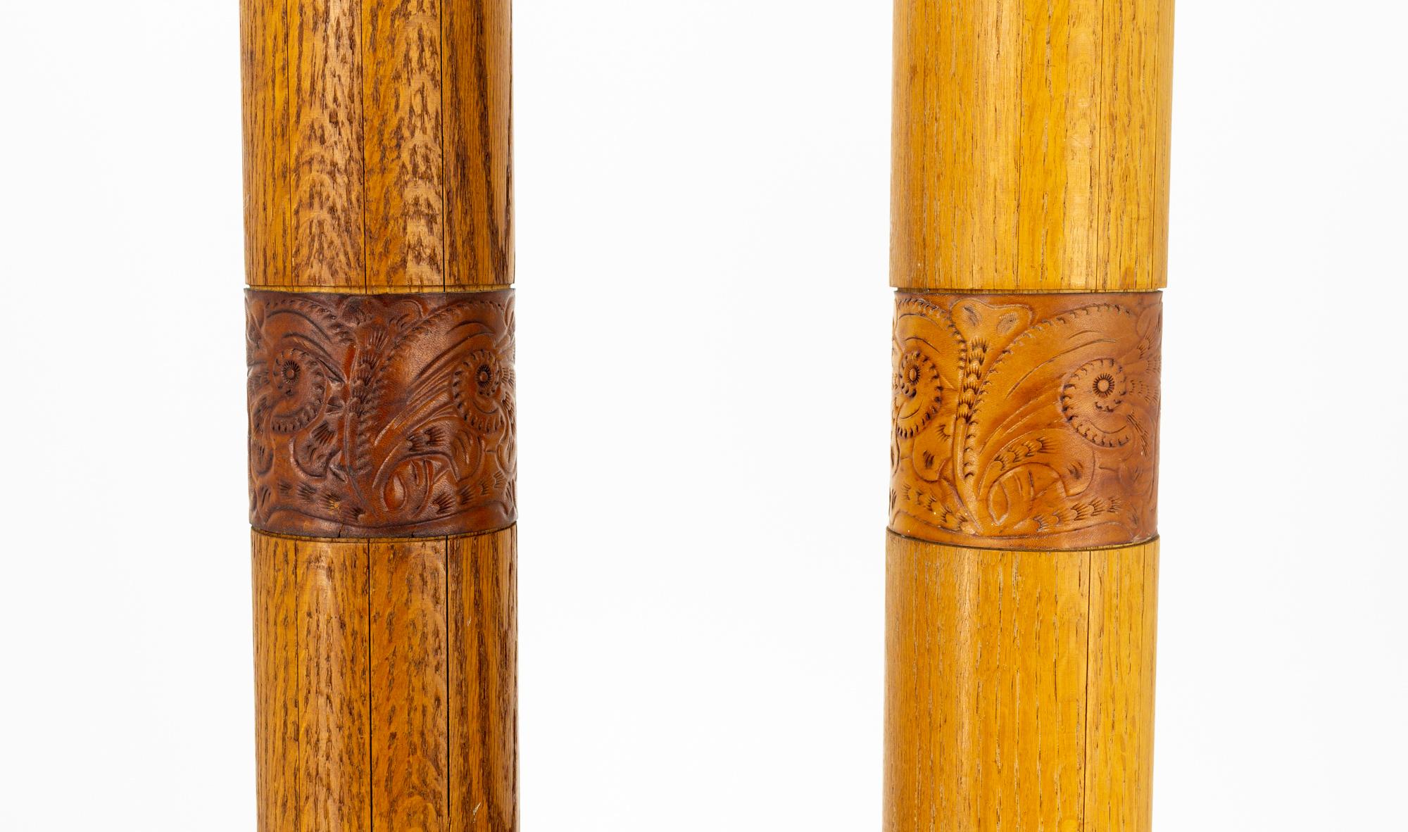 Bradley - Paire de lampes de bureau mi-siècle en chêne et cuir, fabrication artisanale en vente 3