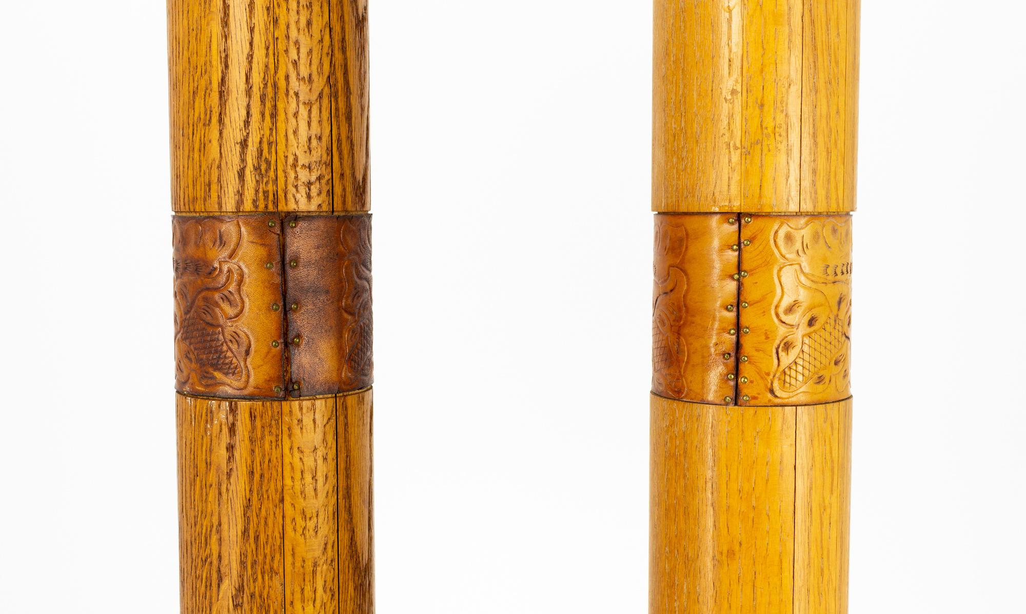 Bradley - Paire de lampes de bureau mi-siècle en chêne et cuir, fabrication artisanale en vente 4