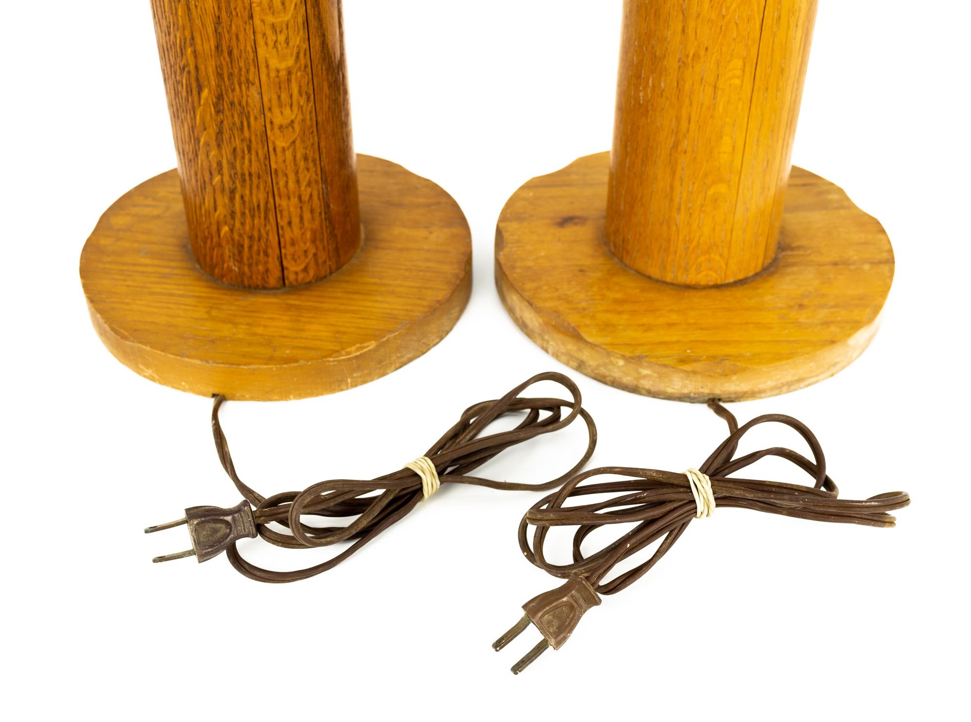 Bradley - Paire de lampes de bureau mi-siècle en chêne et cuir, fabrication artisanale en vente 5