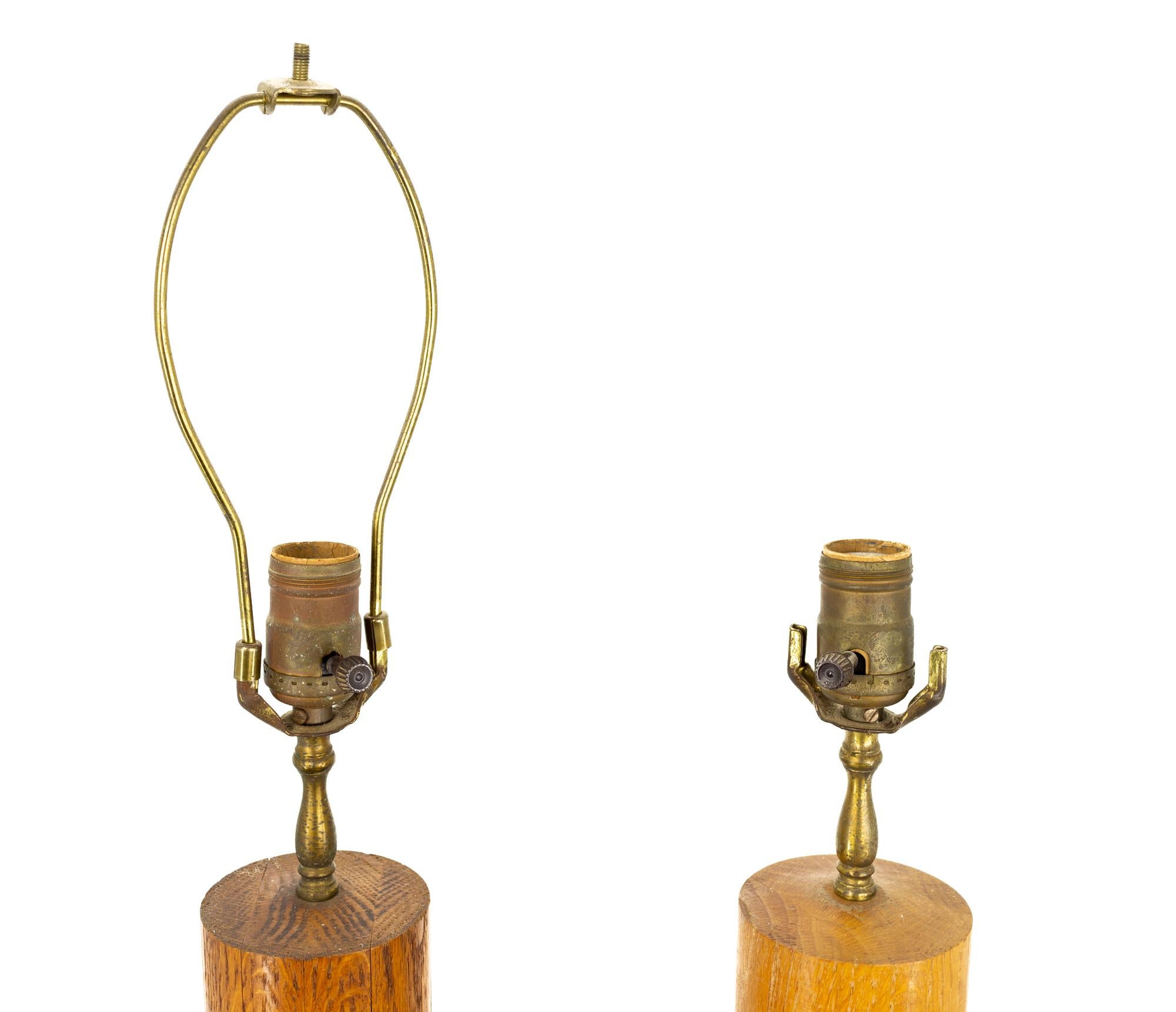 Bradley - Paire de lampes de bureau mi-siècle en chêne et cuir, fabrication artisanale en vente 6