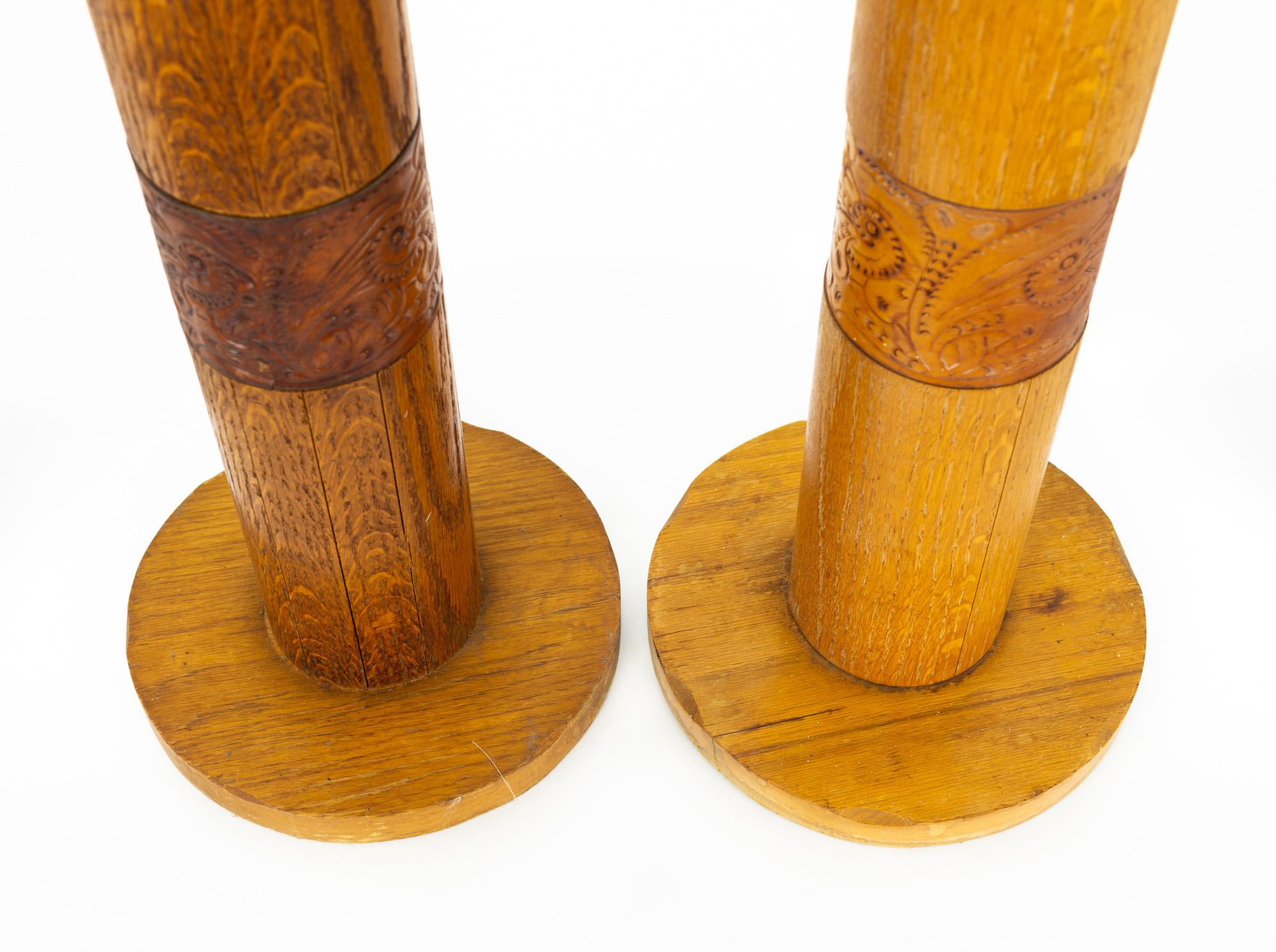 Bradley - Paire de lampes de bureau mi-siècle en chêne et cuir, fabrication artisanale en vente 7