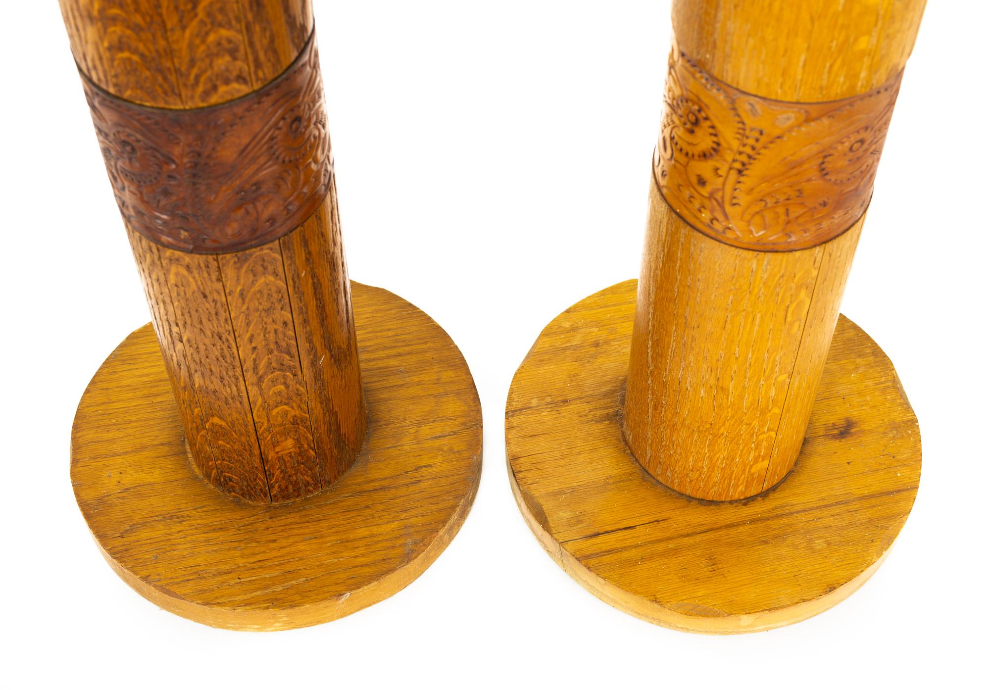 Bradley - Paire de lampes de bureau mi-siècle en chêne et cuir, fabrication artisanale en vente 8
