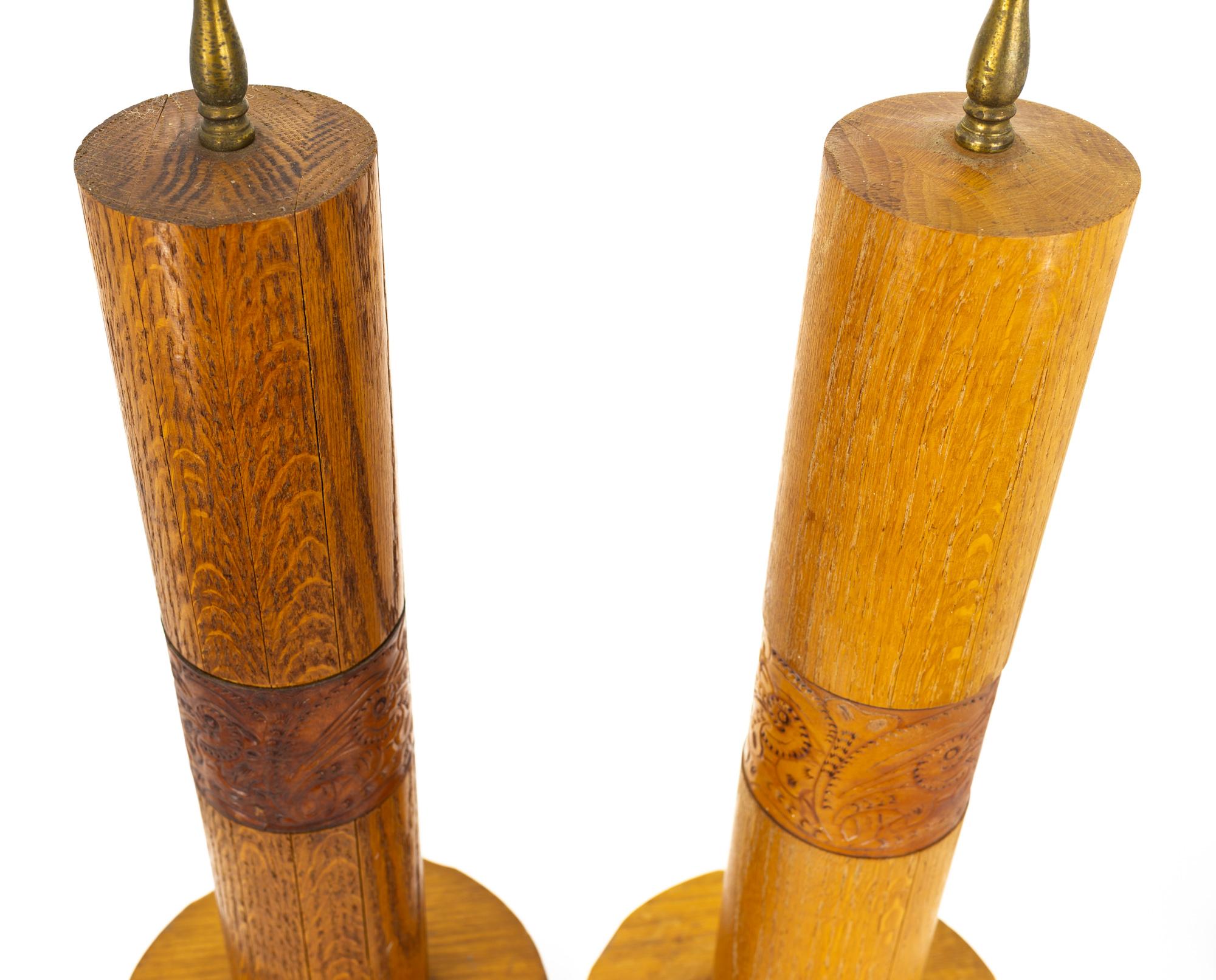 Bradley - Paire de lampes de bureau mi-siècle en chêne et cuir, fabrication artisanale en vente 9