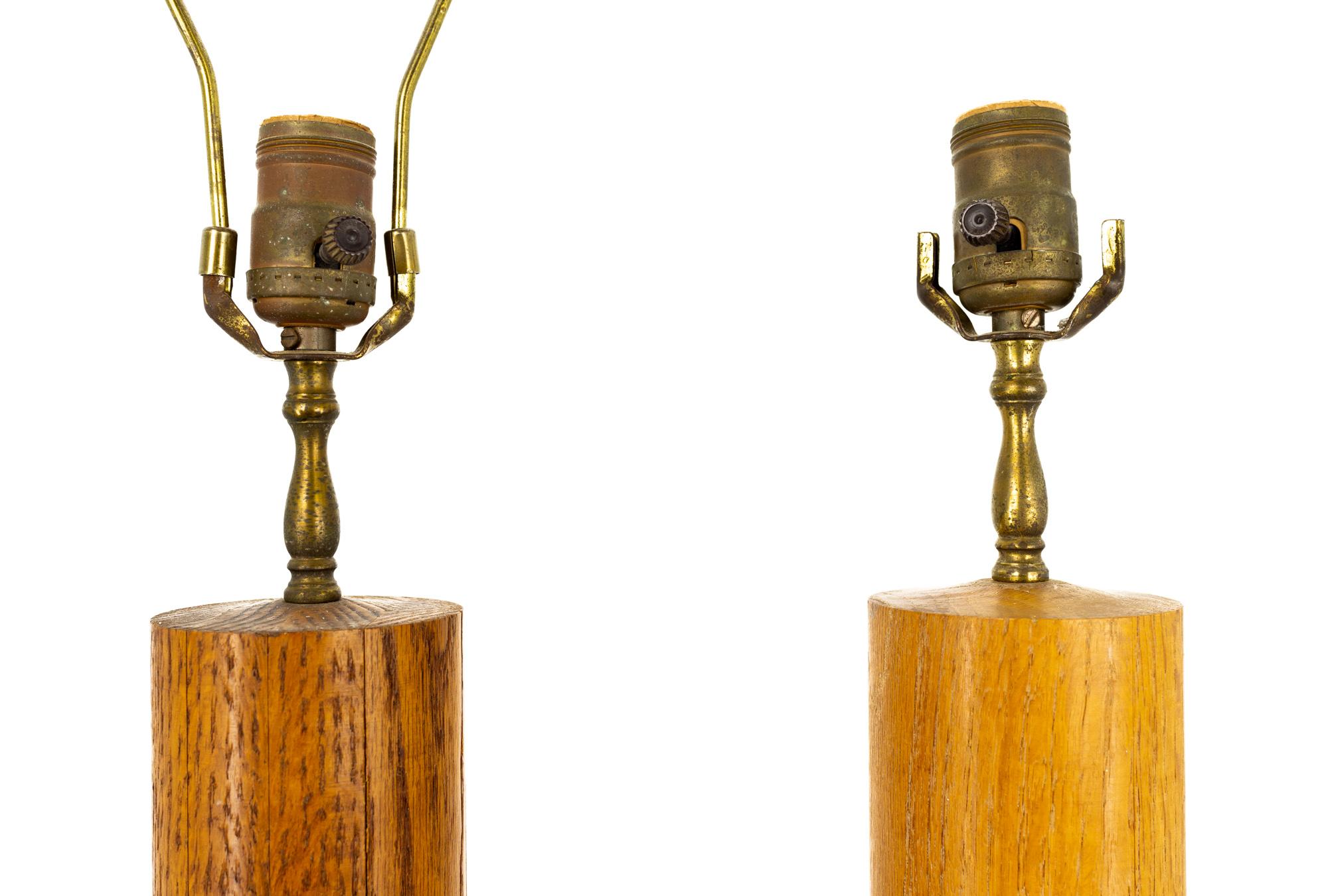 Bradley - Paire de lampes de bureau mi-siècle en chêne et cuir, fabrication artisanale en vente 10