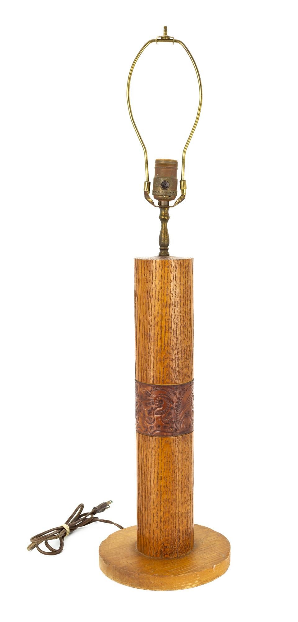 Mid-Century Modern Bradley - Paire de lampes de bureau mi-siècle en chêne et cuir, fabrication artisanale en vente