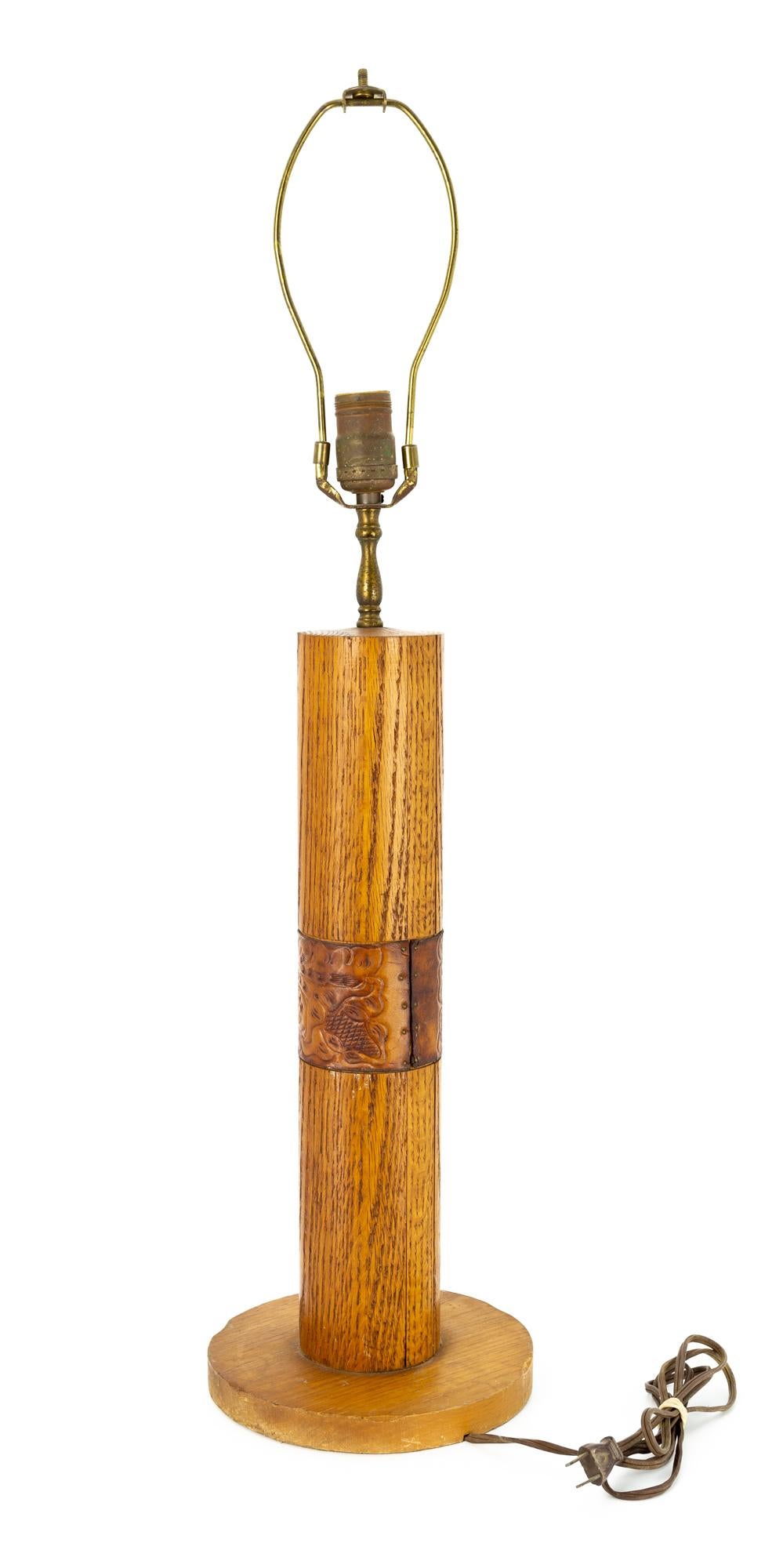 Américain Bradley - Paire de lampes de bureau mi-siècle en chêne et cuir, fabrication artisanale en vente