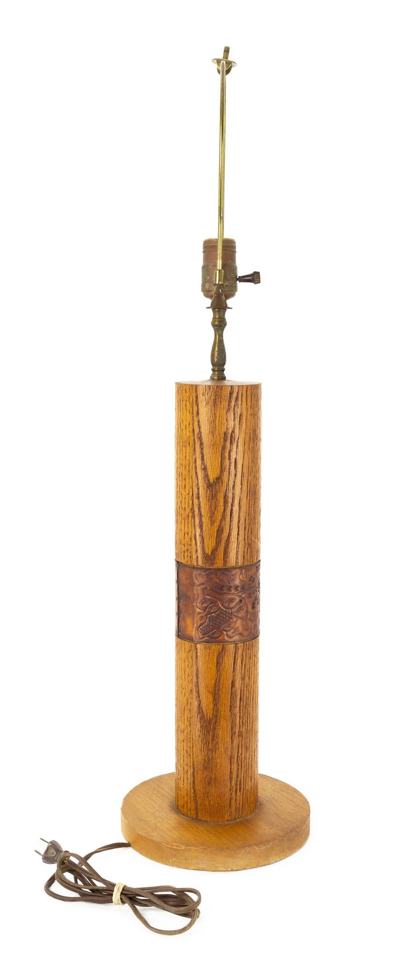 Bradley - Paire de lampes de bureau mi-siècle en chêne et cuir, fabrication artisanale Bon état - En vente à Countryside, IL