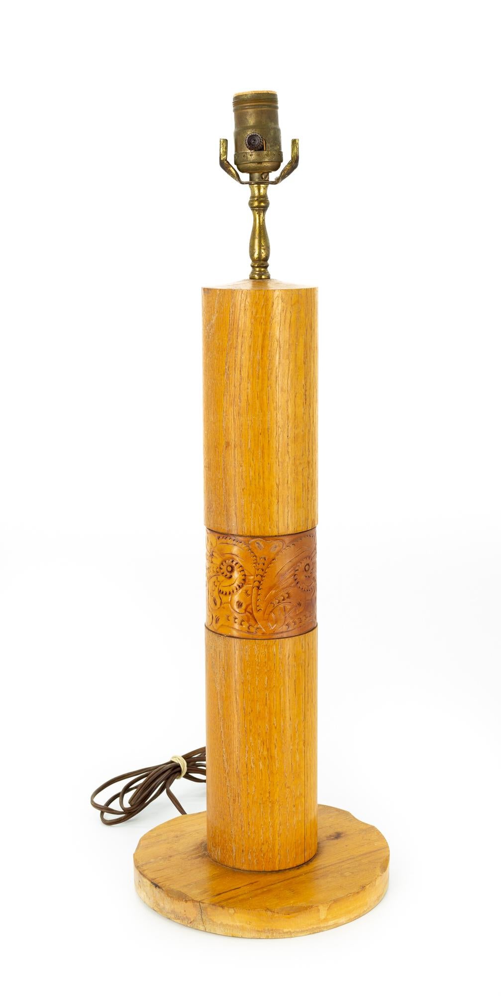 Fin du 20e siècle Bradley - Paire de lampes de bureau mi-siècle en chêne et cuir, fabrication artisanale en vente