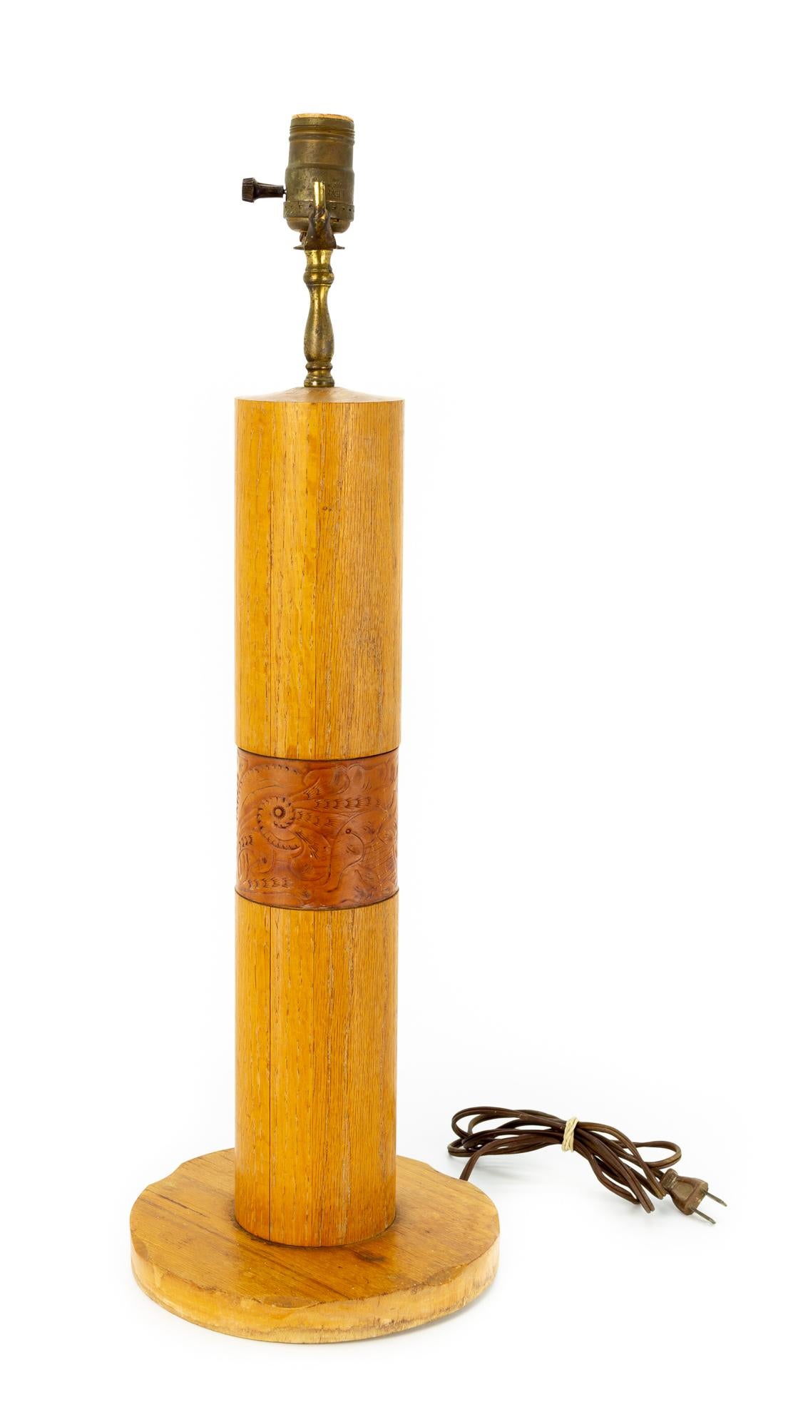 Cuir Bradley - Paire de lampes de bureau mi-siècle en chêne et cuir, fabrication artisanale en vente