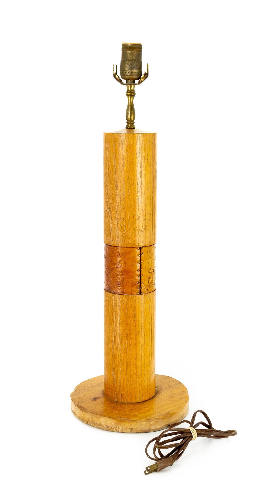 Bradley - Paire de lampes de bureau mi-siècle en chêne et cuir, fabrication artisanale en vente 1