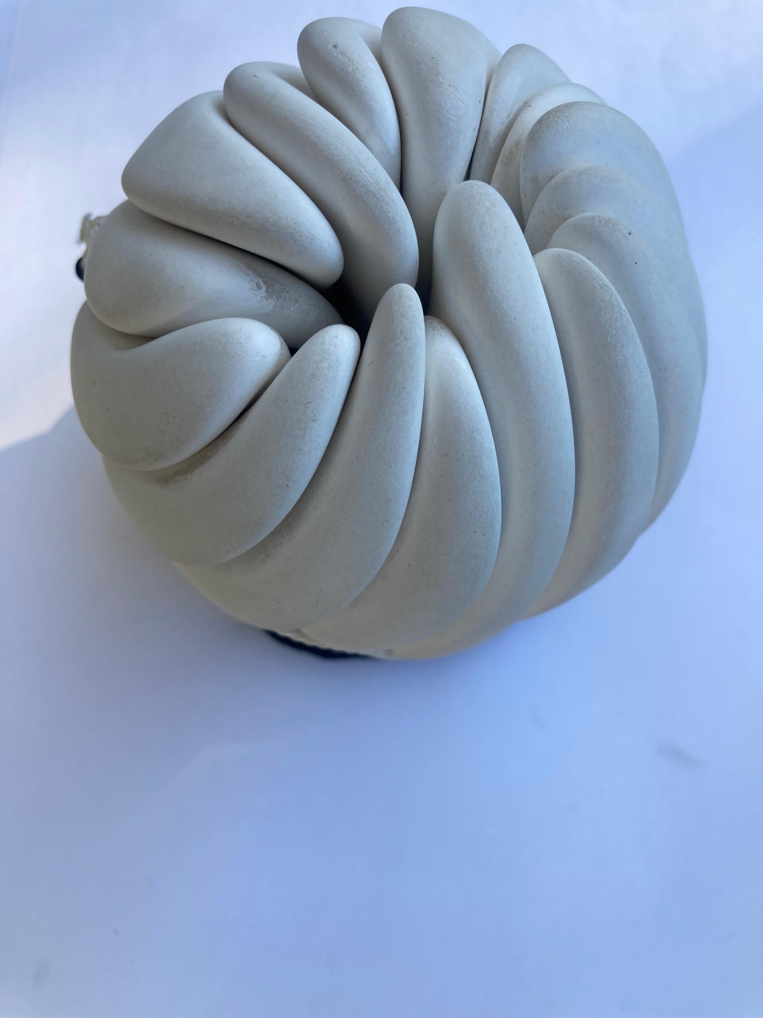 Fatto a mano Scultura astratta in ceramica e porcellana 