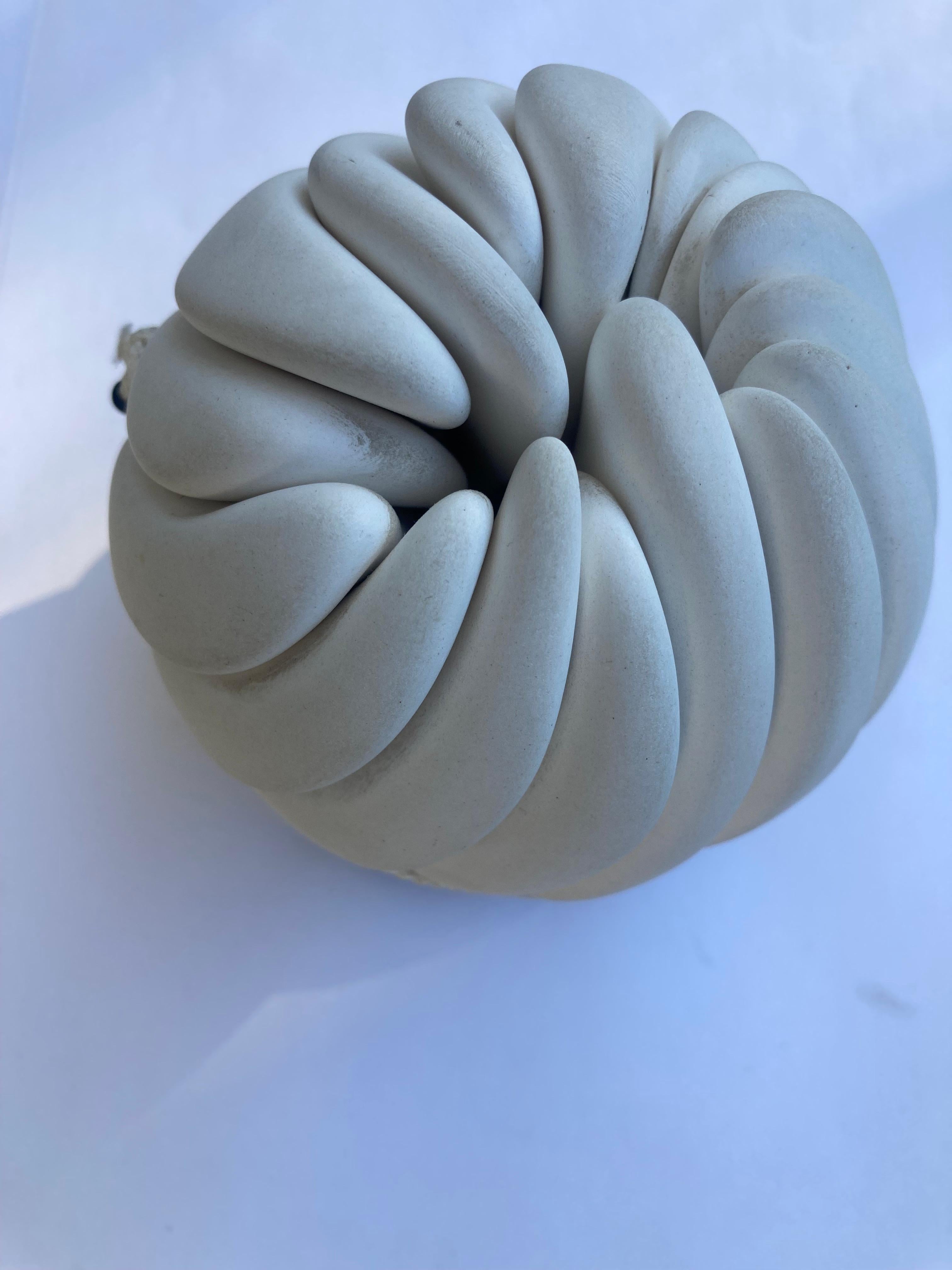 Scultura astratta in ceramica e porcellana 