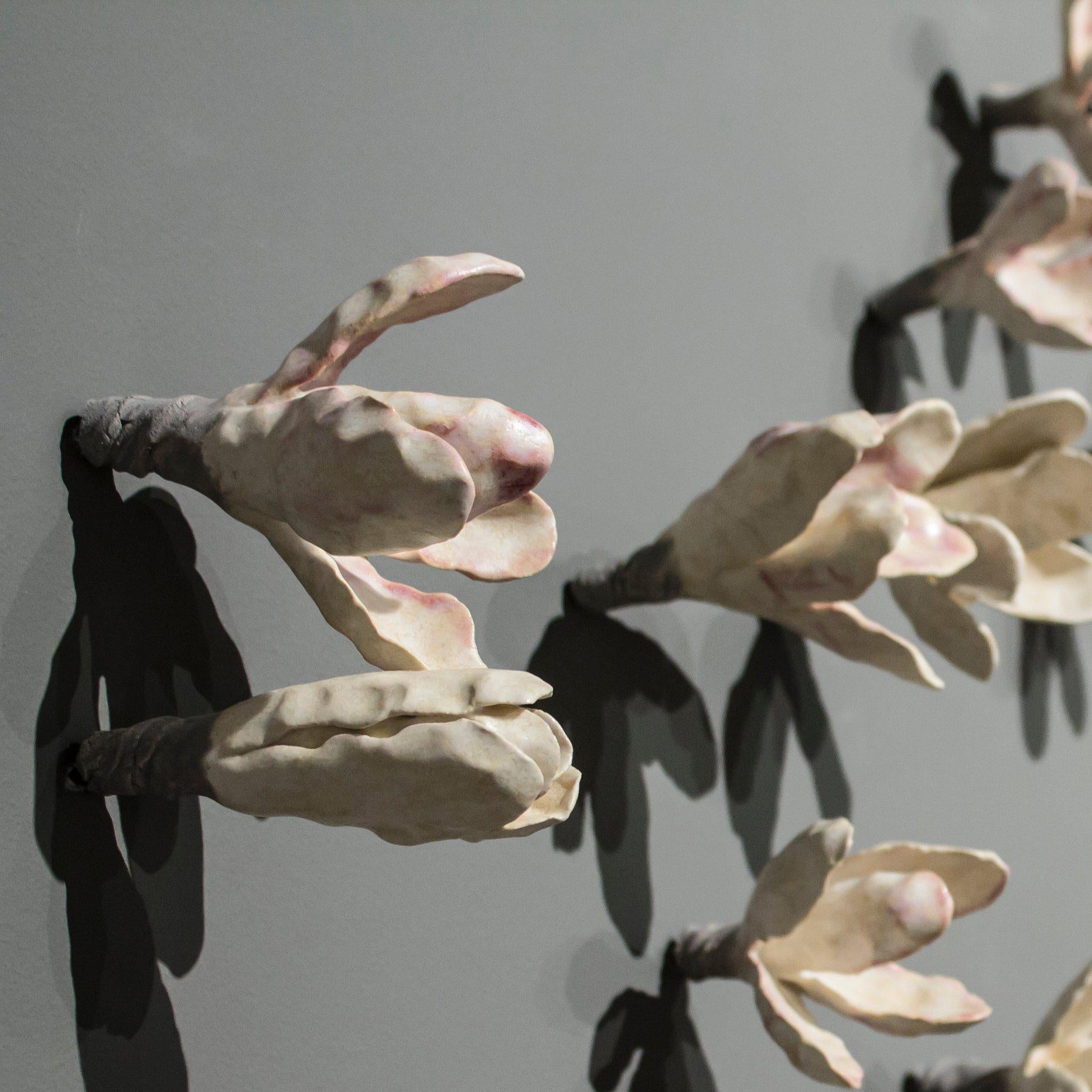 Installation einer Blumenwand  (Naturalismus), Sculpture, von Bradley Sabin