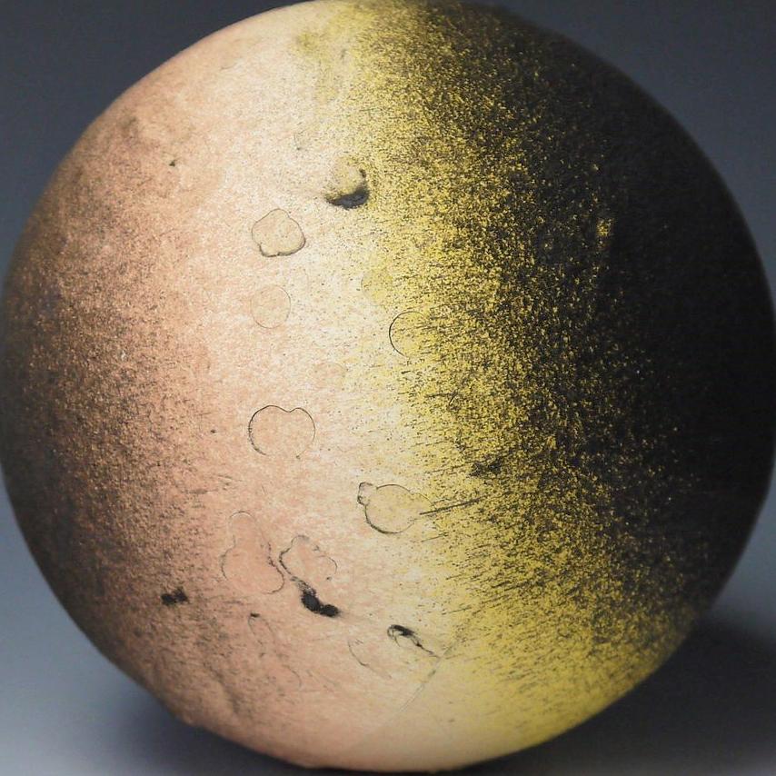 Particella V (Cinque)
Materiali: Ceramica, smalto
Anno: 2016

I linguaggi formali e le frequenze che troviamo nell'esistenza naturale dell'universo informano e ispirano l'indagine della mia pratica in studio.  Mi interessa il modo in cui l'umanità