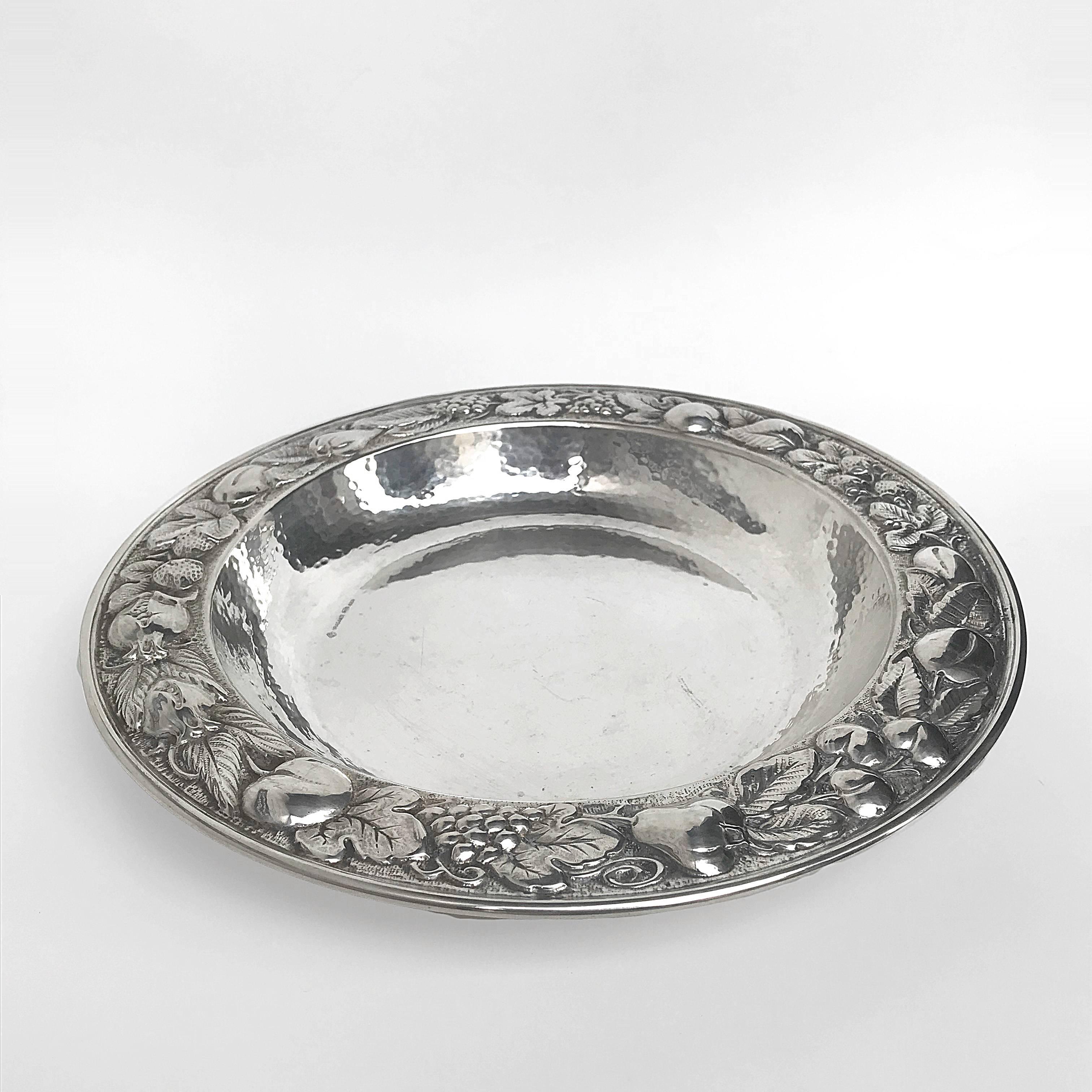 Braganti Handcrafted Bra Sterling Silver Handmade Italian Fruit Centrepiece In Good Condition For Sale In Roma, IT
