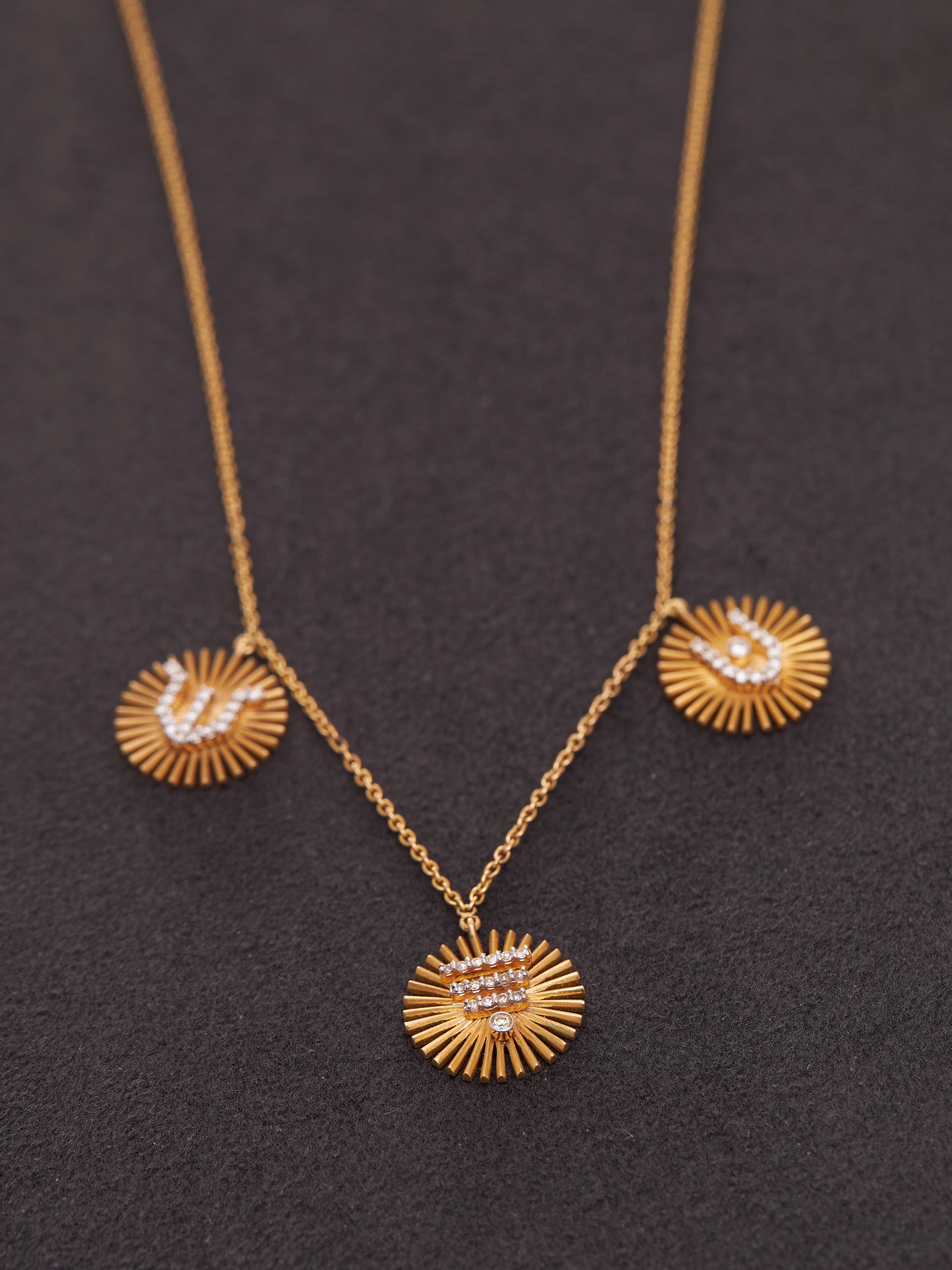 Collana con charm Brahma, Vishnu e Shiva In condizioni Nuovo in vendita a Mumbai, IN