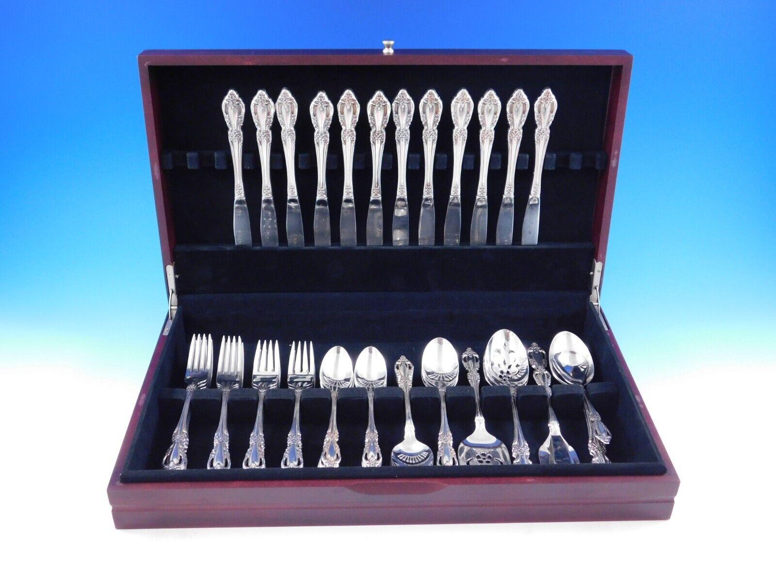 Service de couverts en acier inoxydable Brahms by Oneida estate, 68 pièces. Cet ensemble comprend :

12 Couteaux de table, 9 1/4