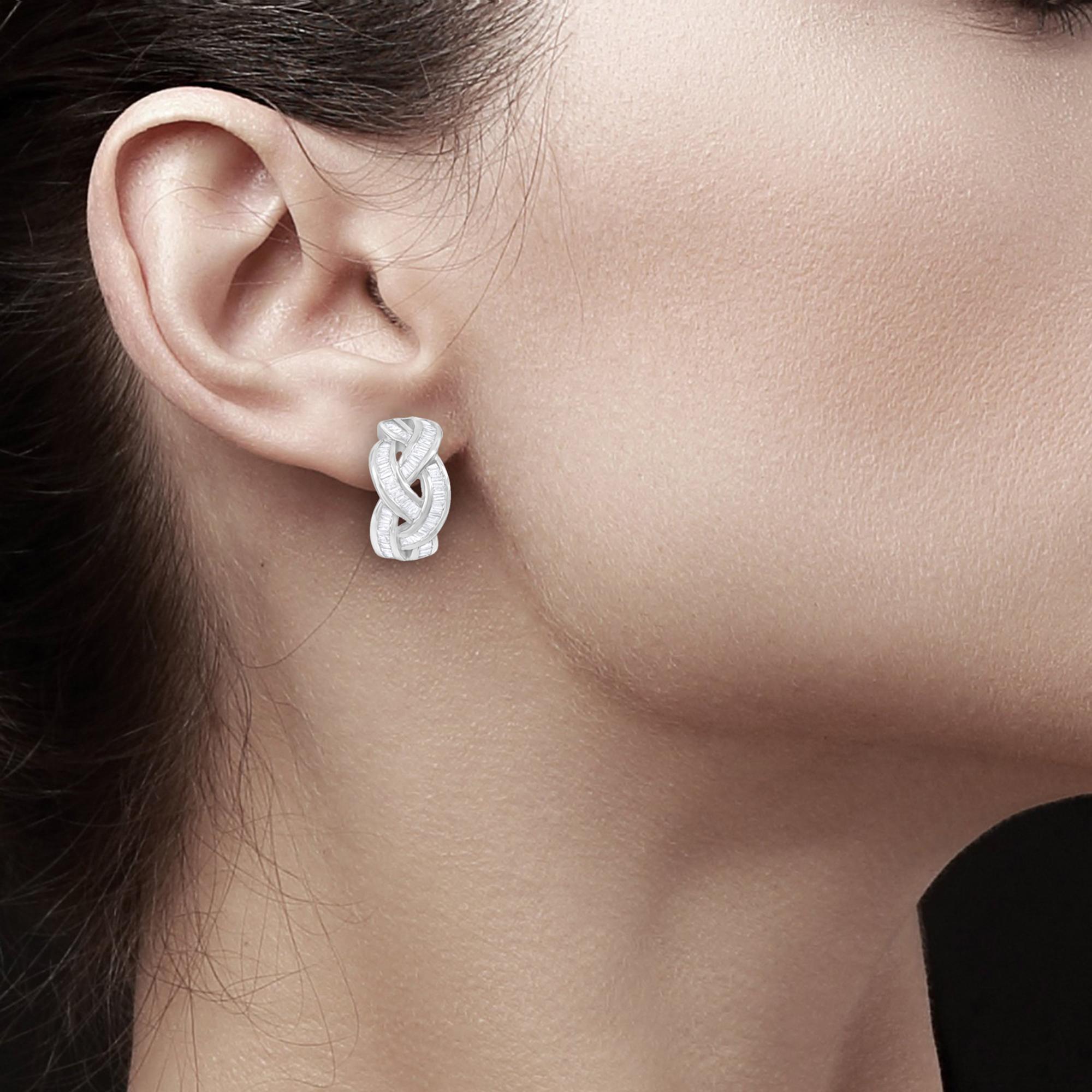 ♥ Riepilogo del prodotto ♥

Pietra principale: Diamanti
Circa. Peso in carati dei diamanti: 1,54cttw  
Taglio del diamante: Baguette
Chiarezza del diamante: SI1/SI2
Colore del diamante: G. H.
Dimensioni: 22 mm x 11 mm
Peso: 15 grammi
Metallo scelto: