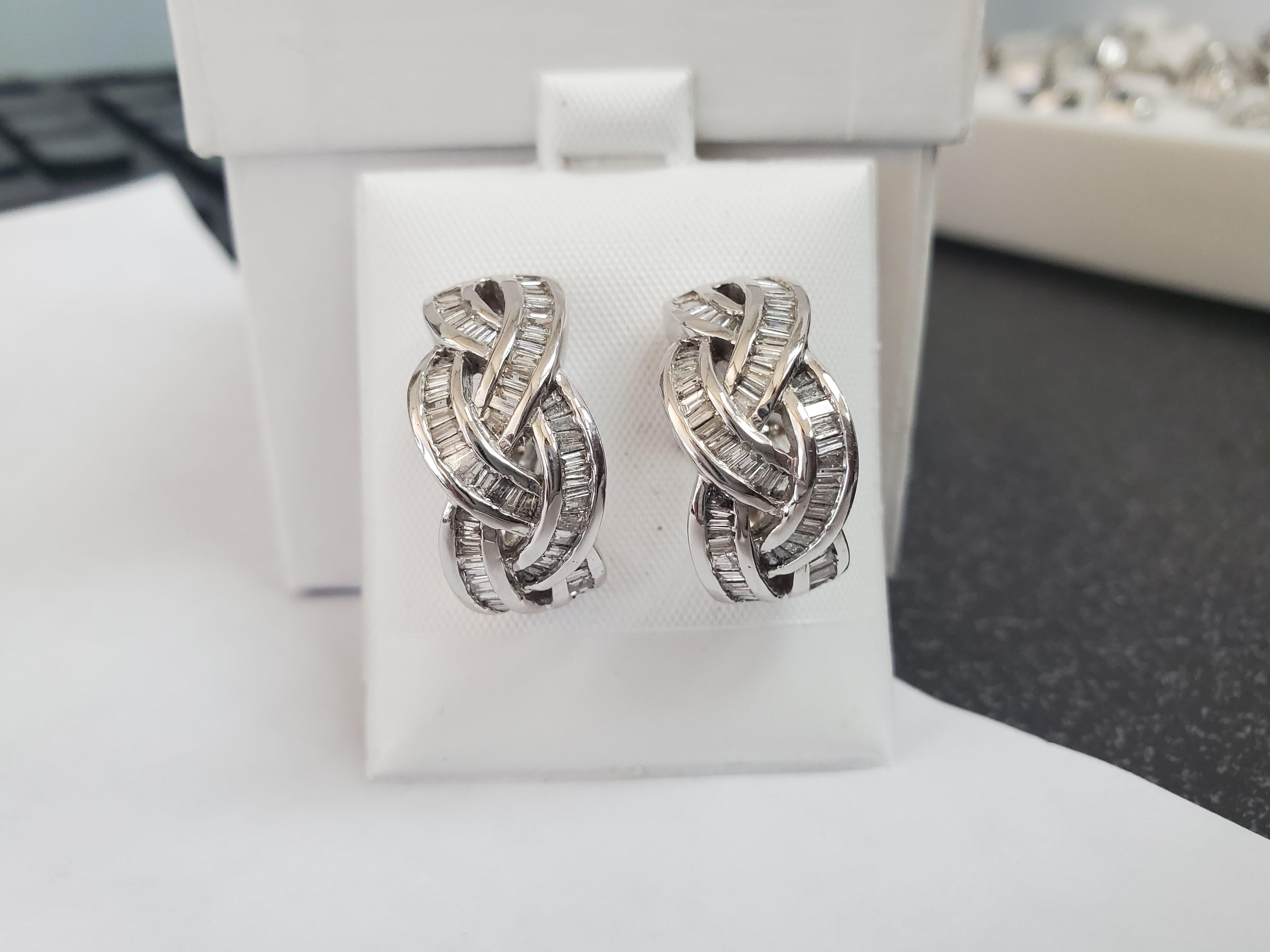 Taglio baguette Orecchini con diamanti a treccia 1,54cttw in oro bianco 14k in vendita