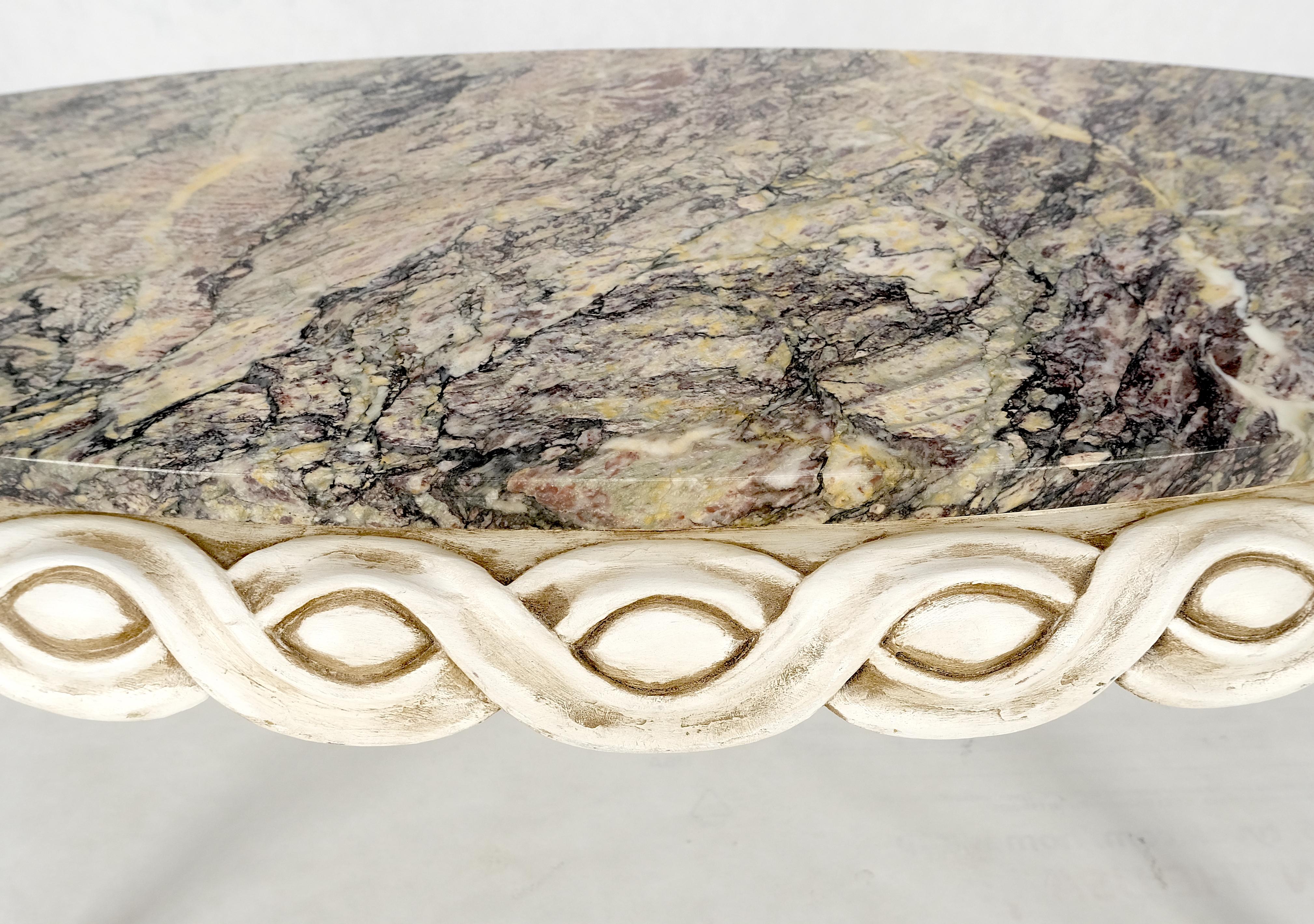 Table basse provinciale française à plateau ovale en marbre tressé, finition Pickle blanc MINT !