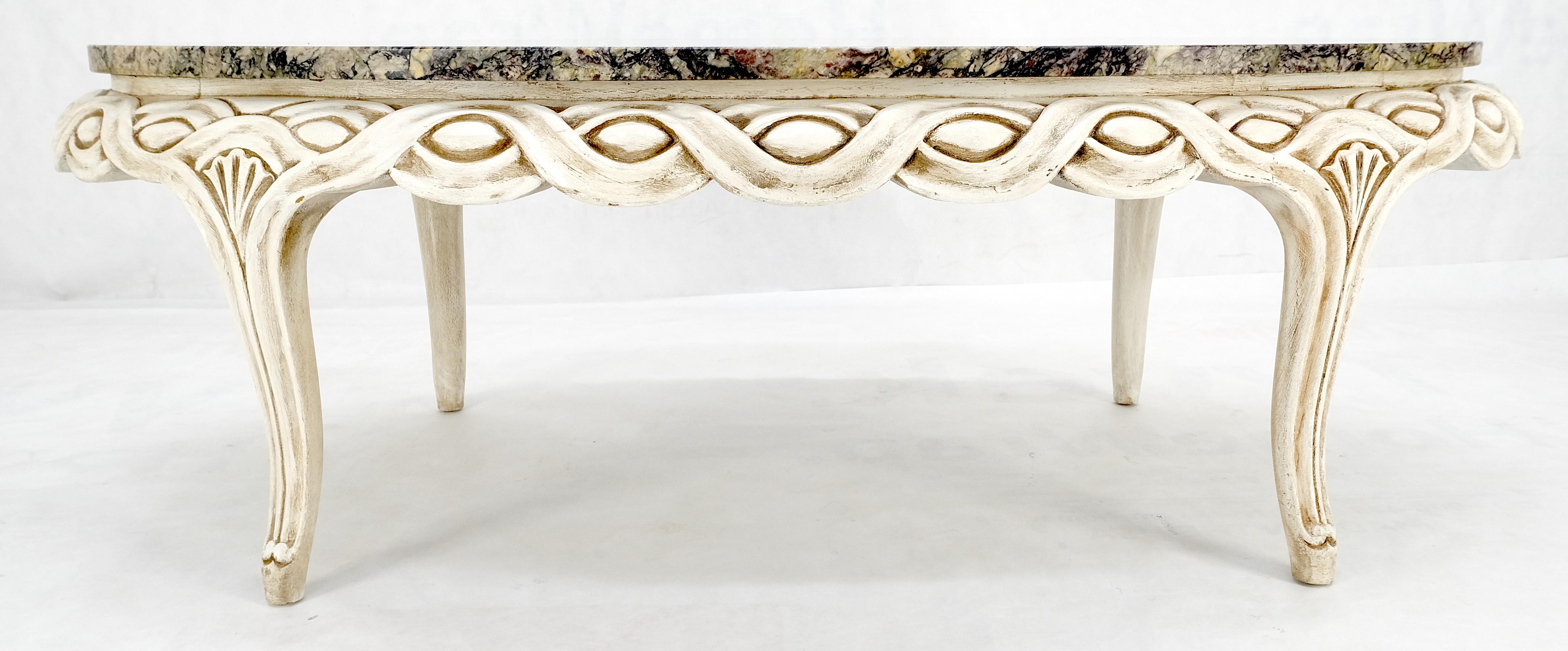 Mid-Century Modern Table basse provinciale française ovale à lunette tressée et plateau en marbre blanc finition pickle en vente